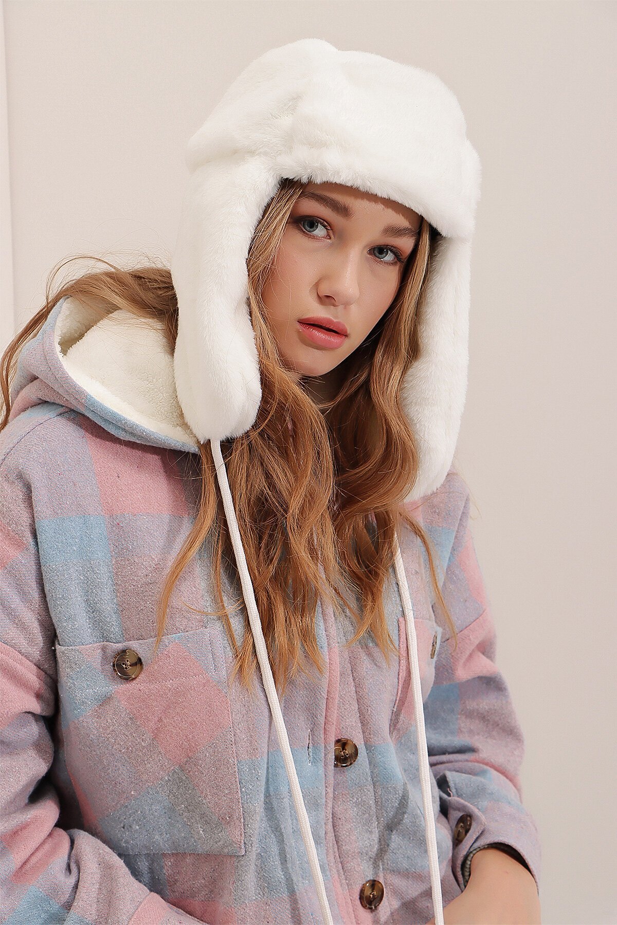 Beyaz Peluş Kulaklıklı Yumoş Şapka