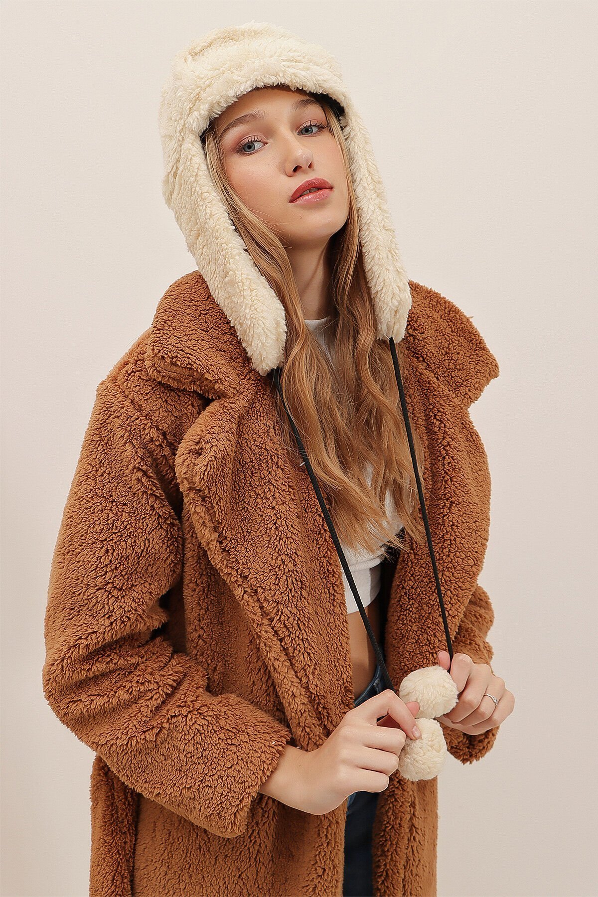 Bej Peluş Kulaklıklı Yumoş Şapka