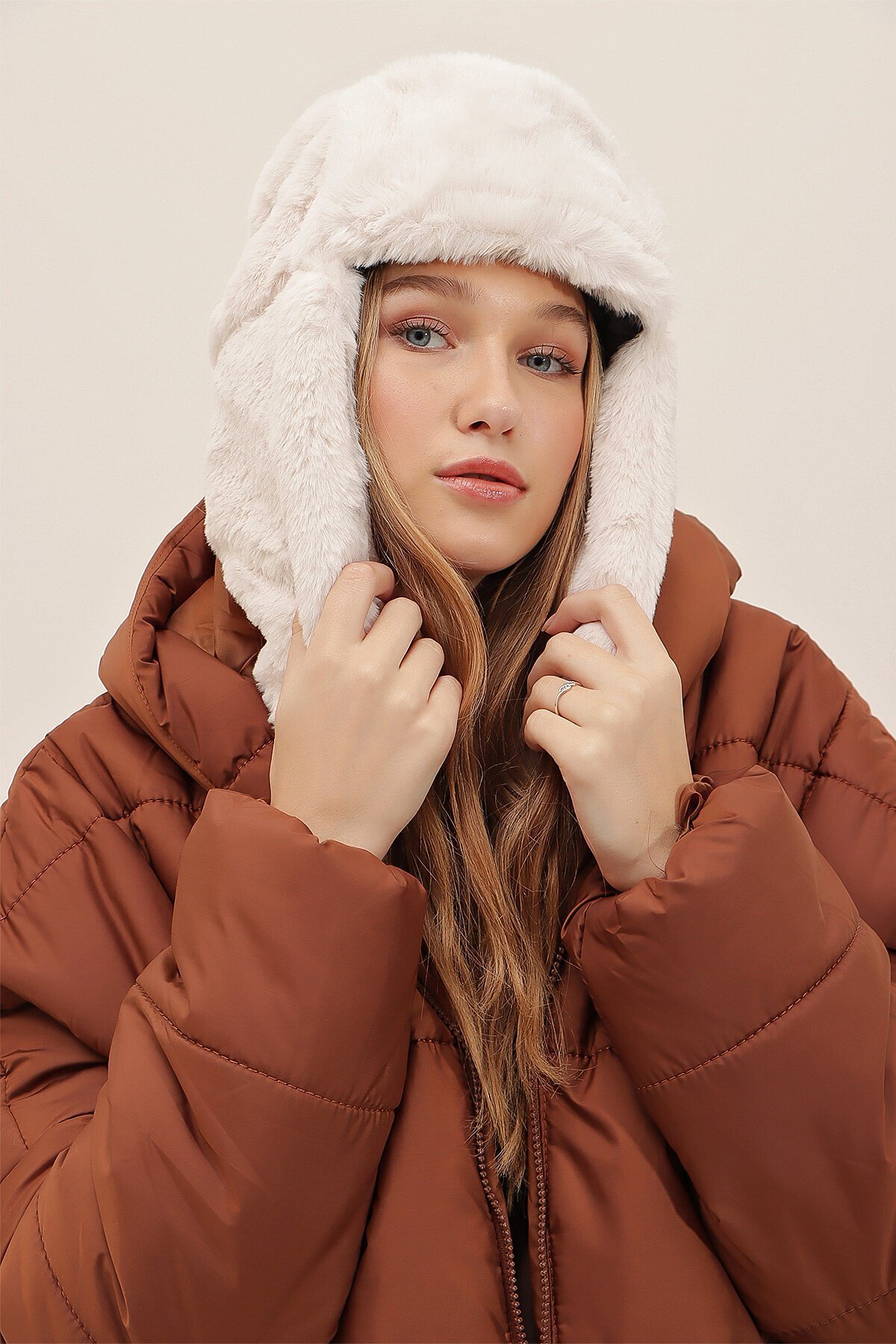 Ekru Peluş Kulaklıklı Yumoş Şapka