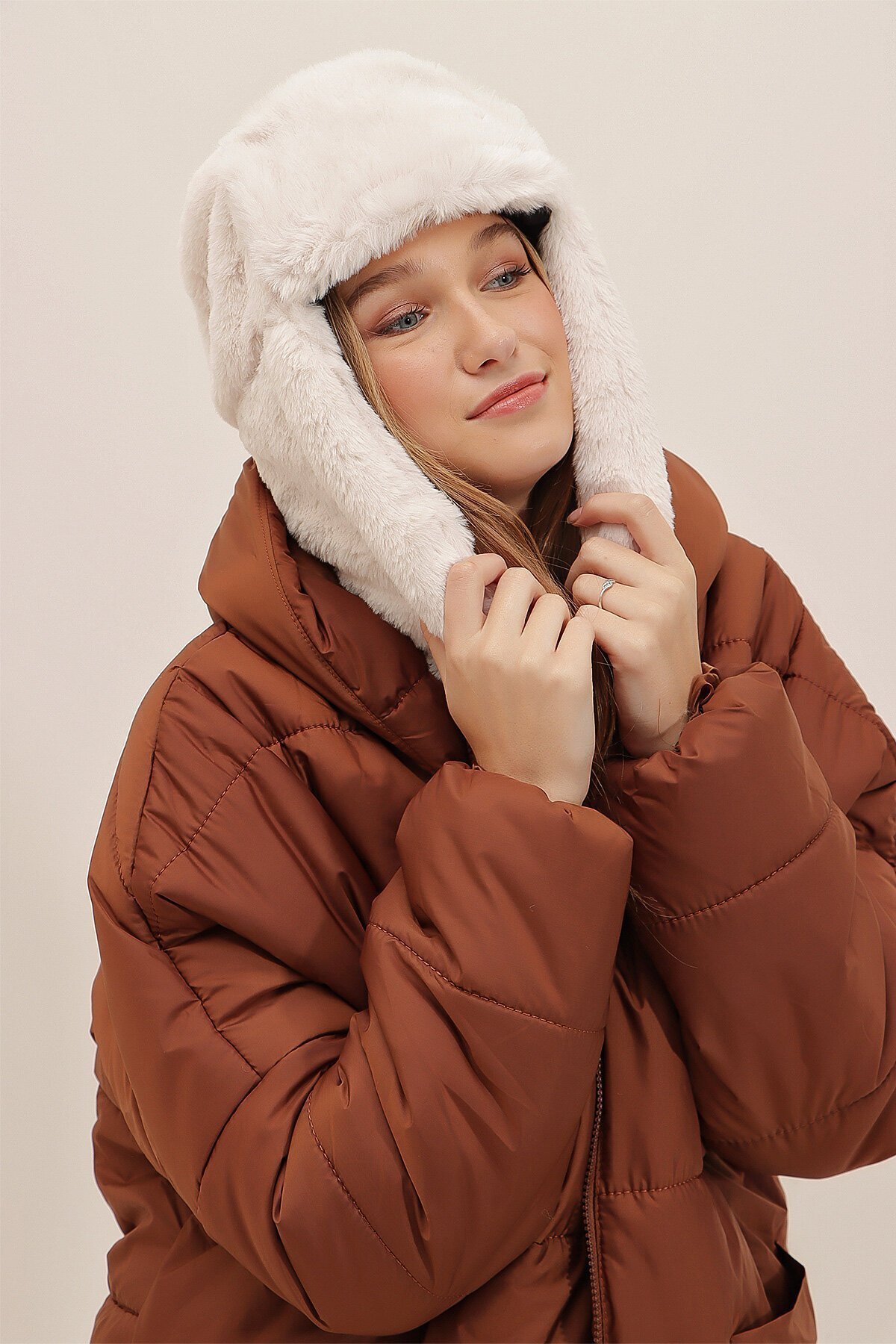 Ekru Peluş Kulaklıklı Yumoş Şapka