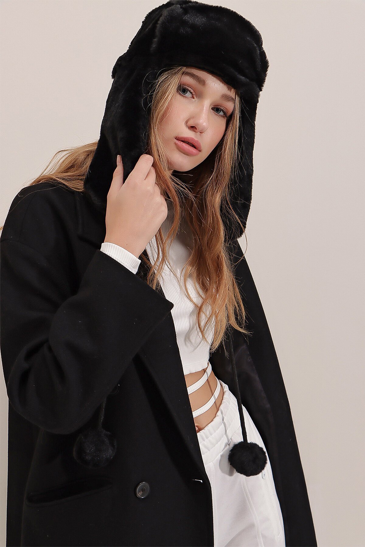 Siyah Peluş Kulaklıklı Yumoş Şapka