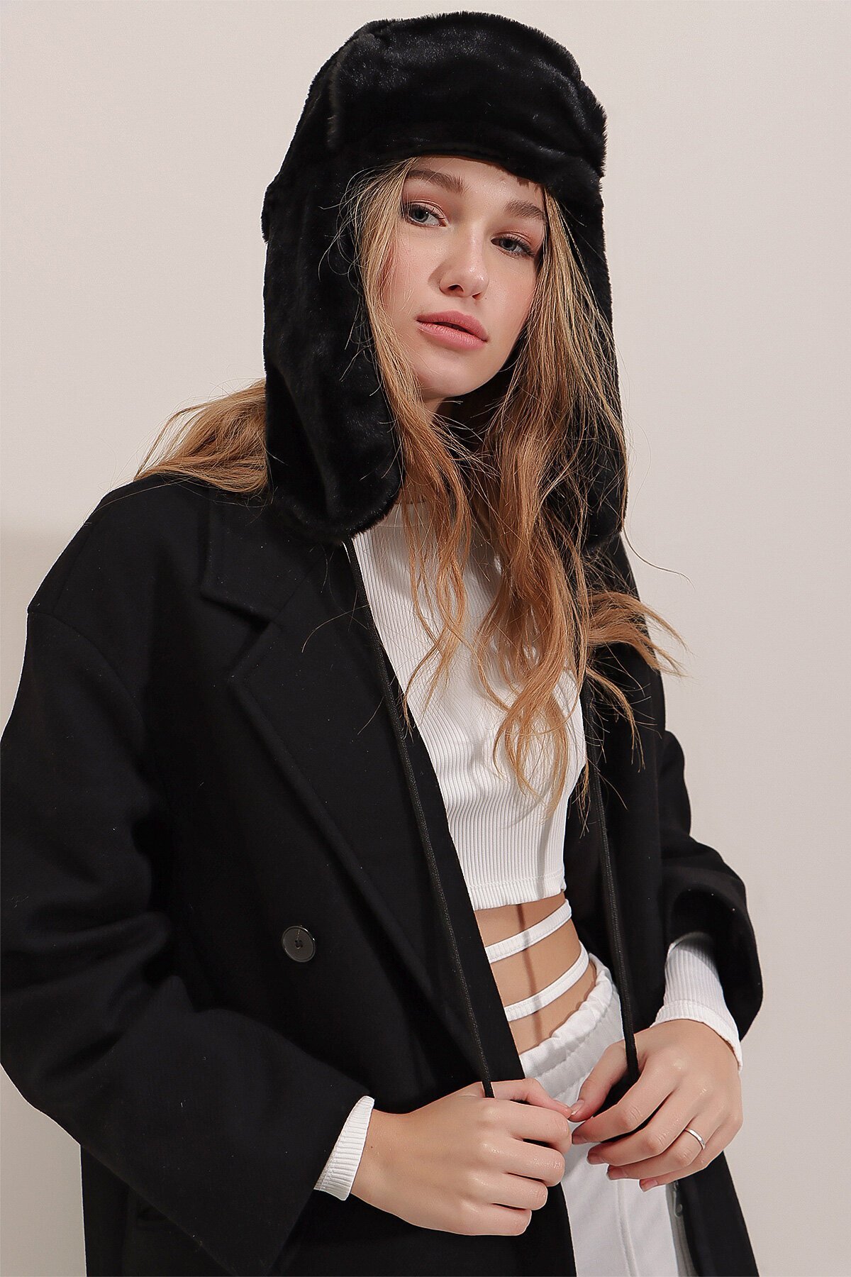 Siyah Peluş Kulaklıklı Yumoş Şapka