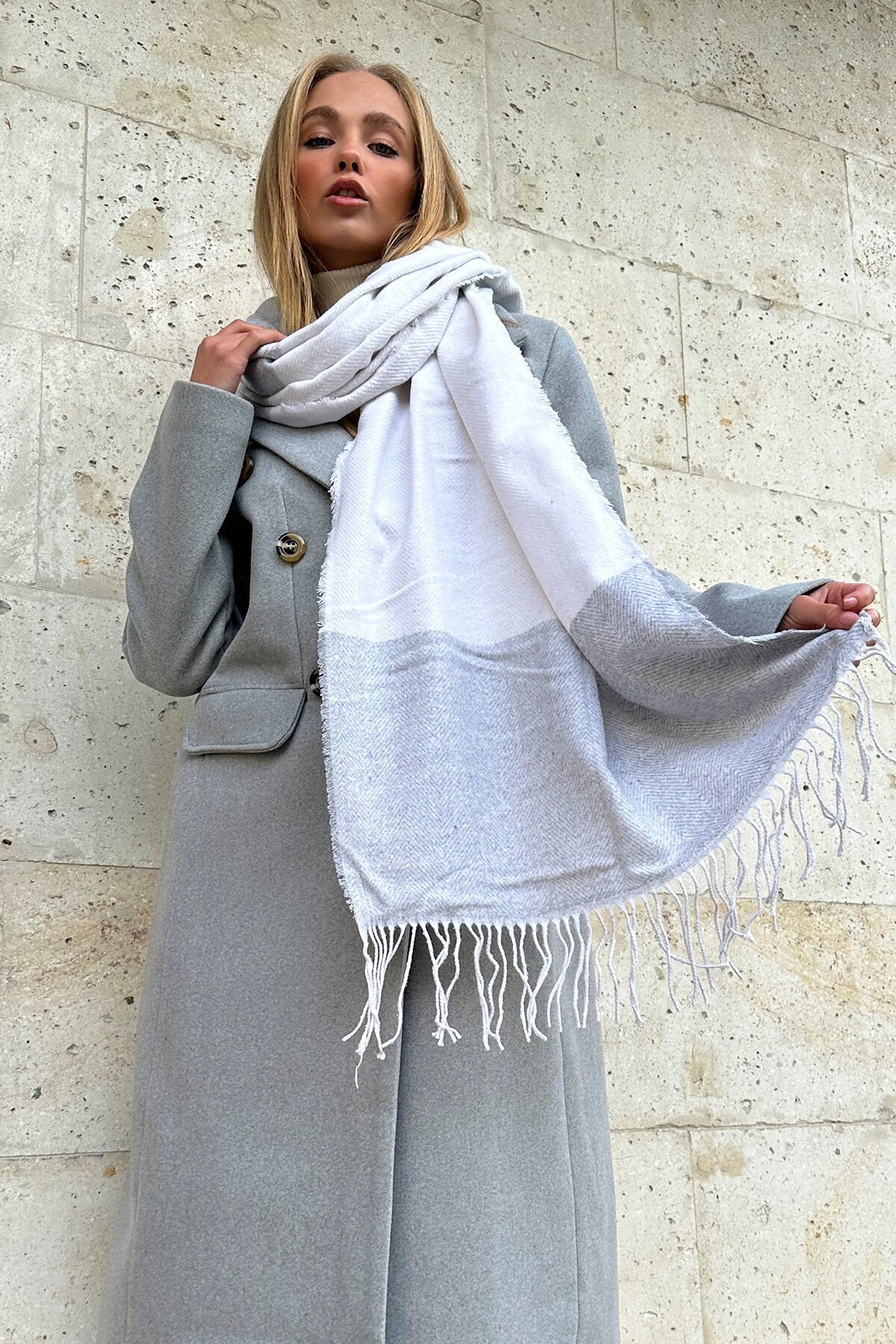 Gri Püskül Detaylı Desenli Şal