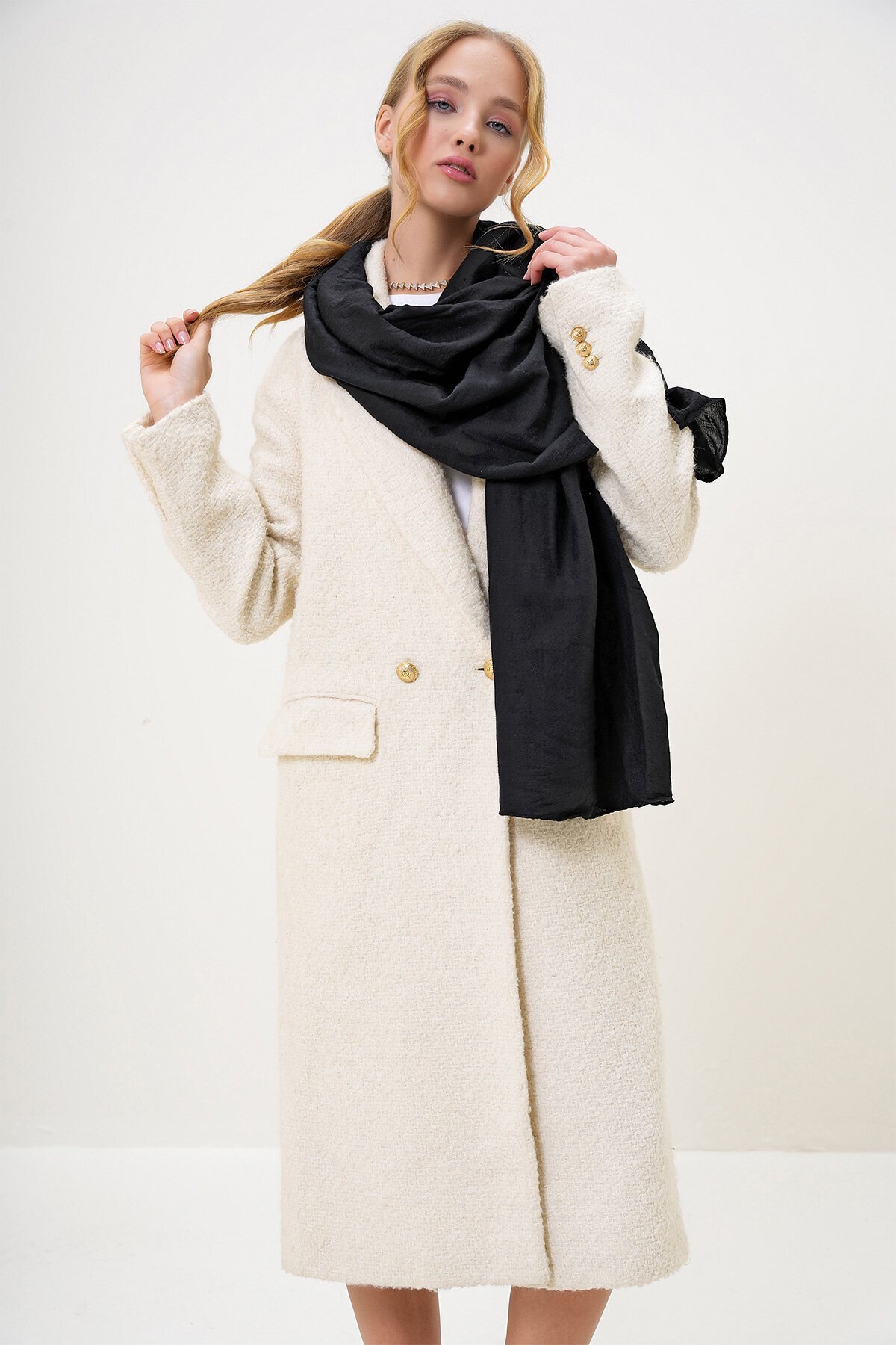 Siyah Püsküllü Uzun Dokuma Şal