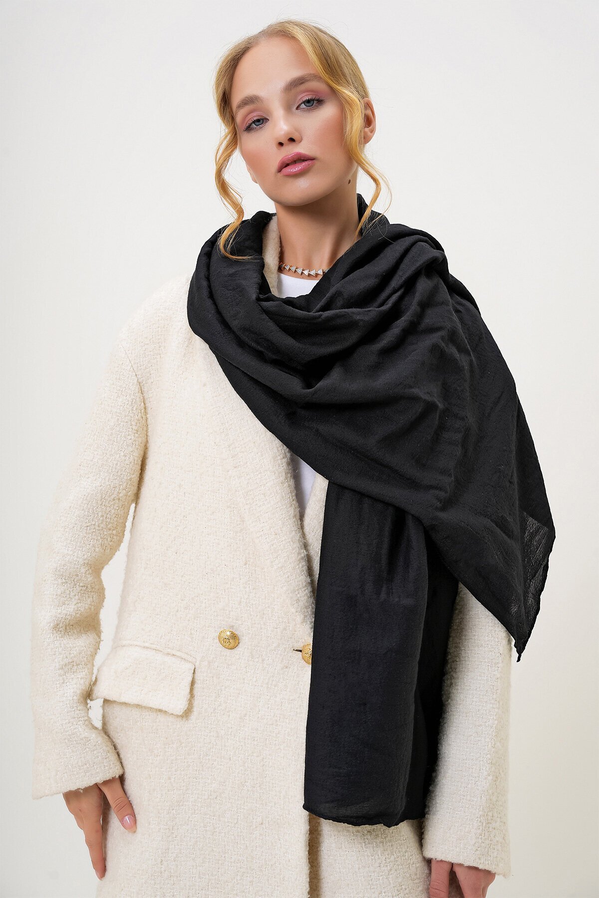 Siyah Püsküllü Uzun Dokuma Şal