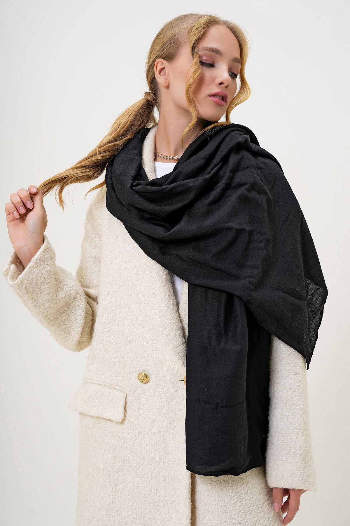 Siyah Püsküllü Uzun Dokuma Şal