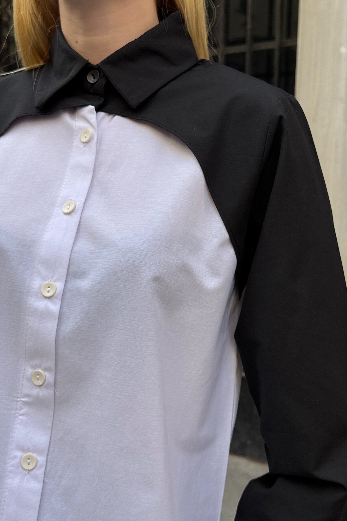 Beyaz Renk Bloklu Uzun Kollu Oversize Gömlek