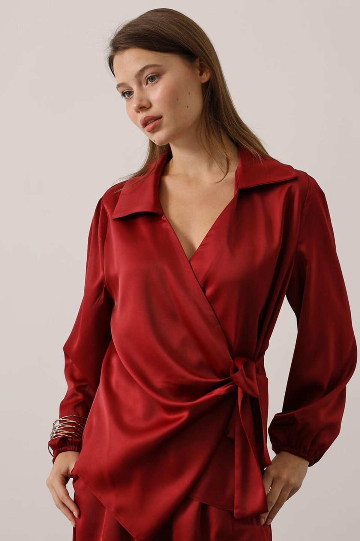 Saten Dokulu Yan Bağlamalı Bluz Ve Geniş Paça Pantolon Takım