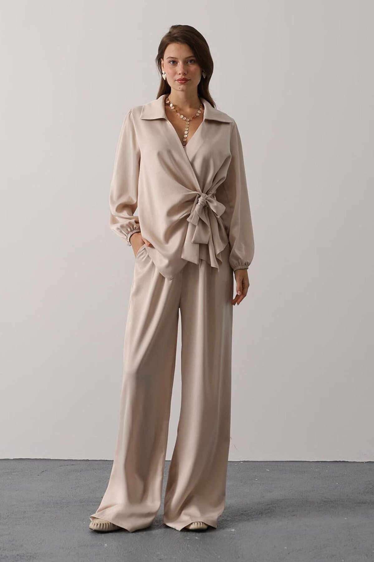 Saten Dokulu Yan Bağlamalı Bluz Ve Geniş Paça Pantolon Takım