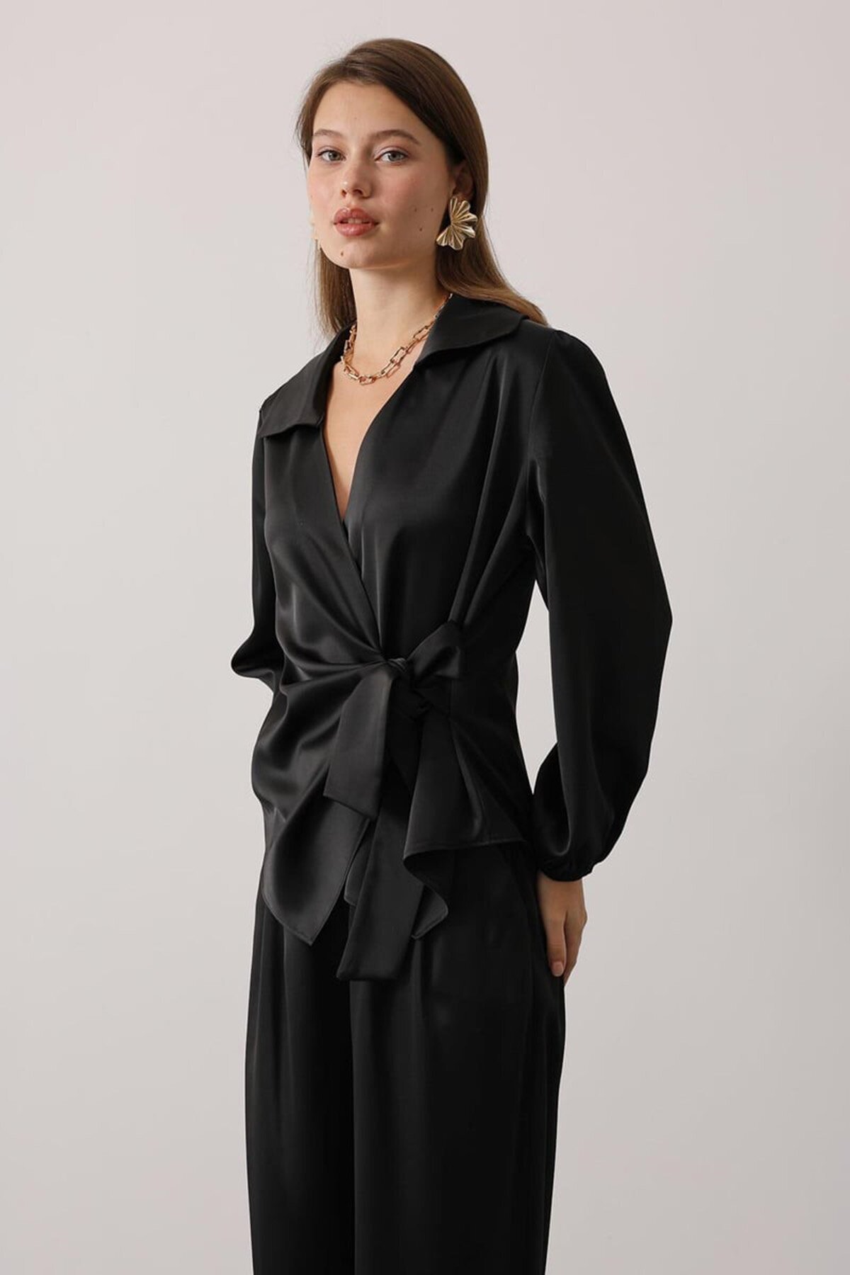 Saten Dokulu Yan Bağlamalı Bluz Ve Geniş Paça Pantolon Takım