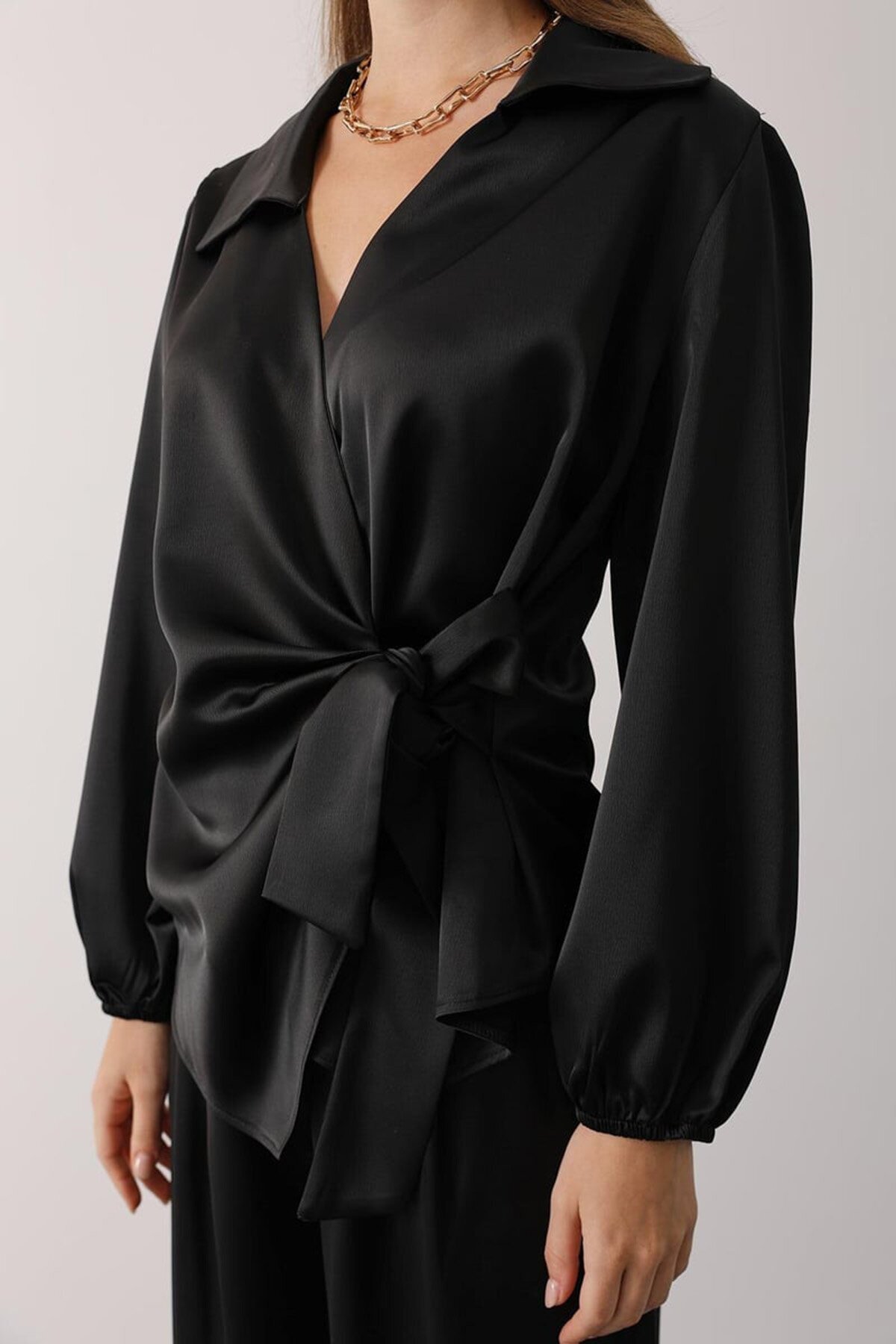 Saten Dokulu Yan Bağlamalı Bluz Ve Geniş Paça Pantolon Takım