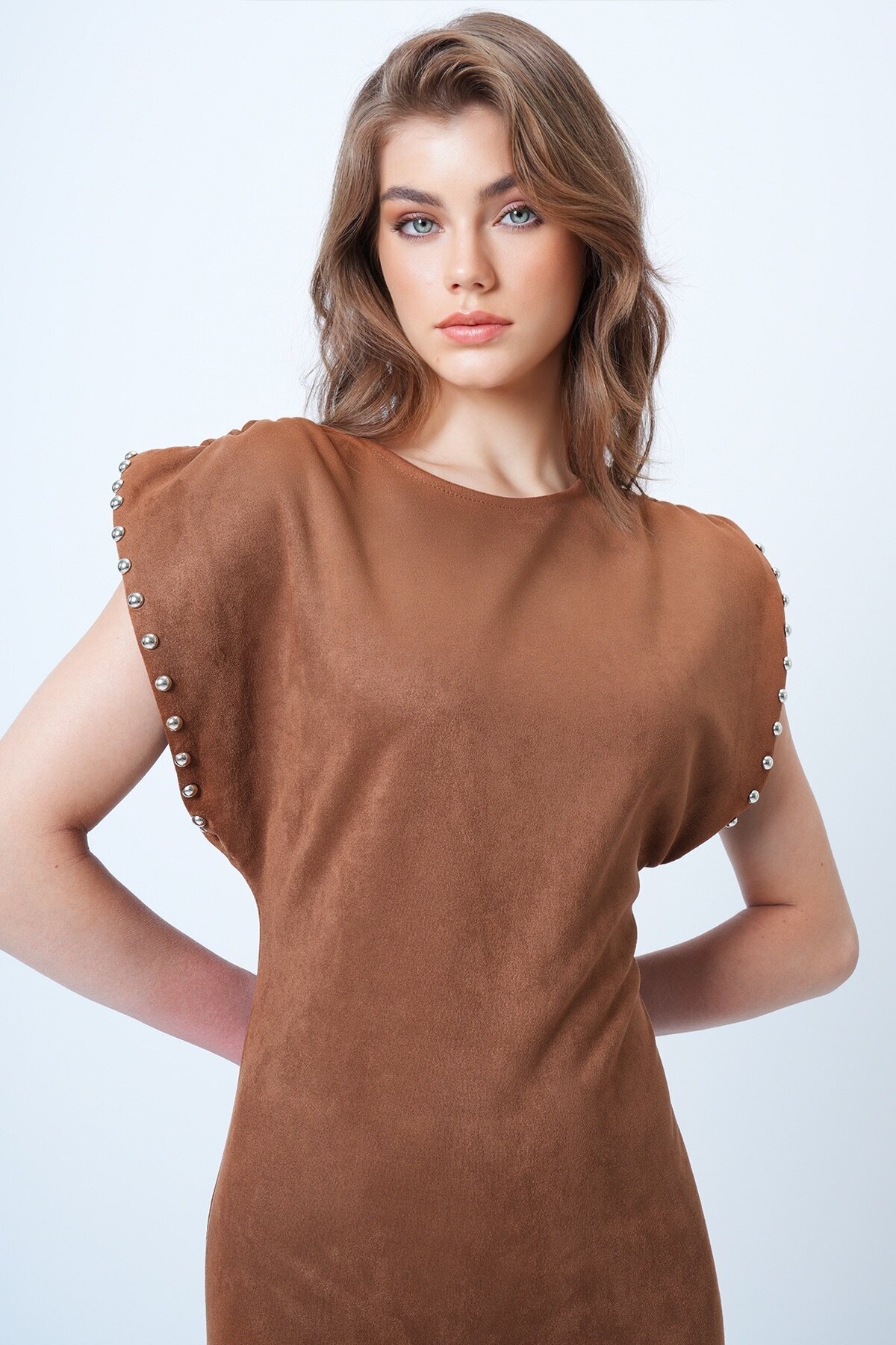 Sırt Dekolteli Omuz Vatkalı Omuz Droplu Süet Elbise