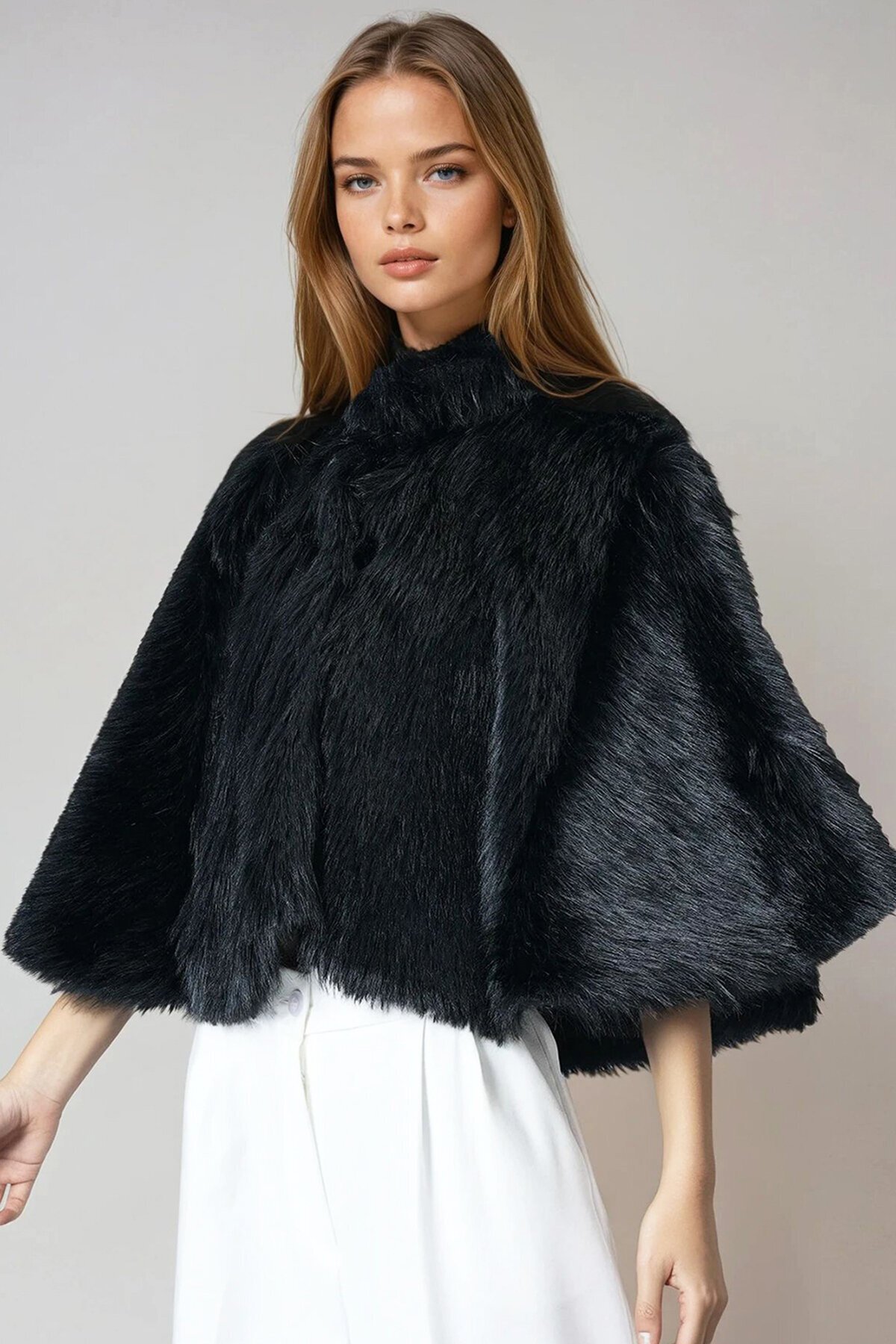 Siyah Agraflı Astarlı Kürk Pelerin