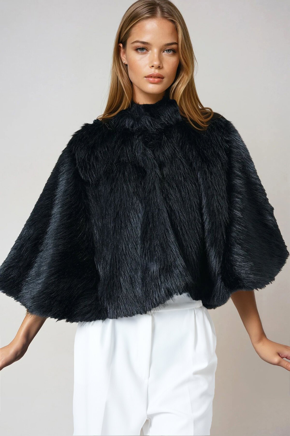 Siyah Agraflı Astarlı Kürk Pelerin