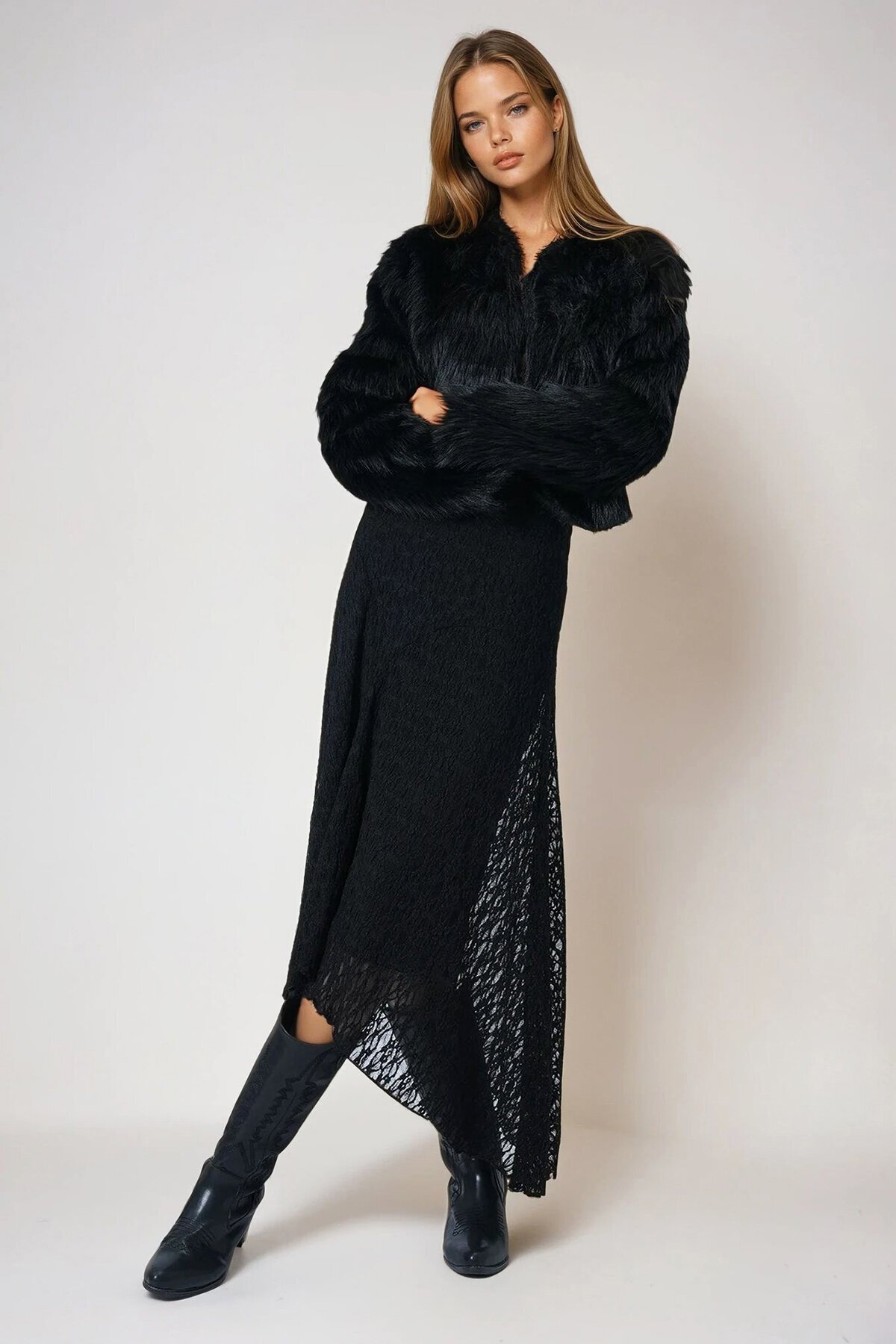 Siyah Agraflı Astarlı Püsküllü Crop Kürk Ceket