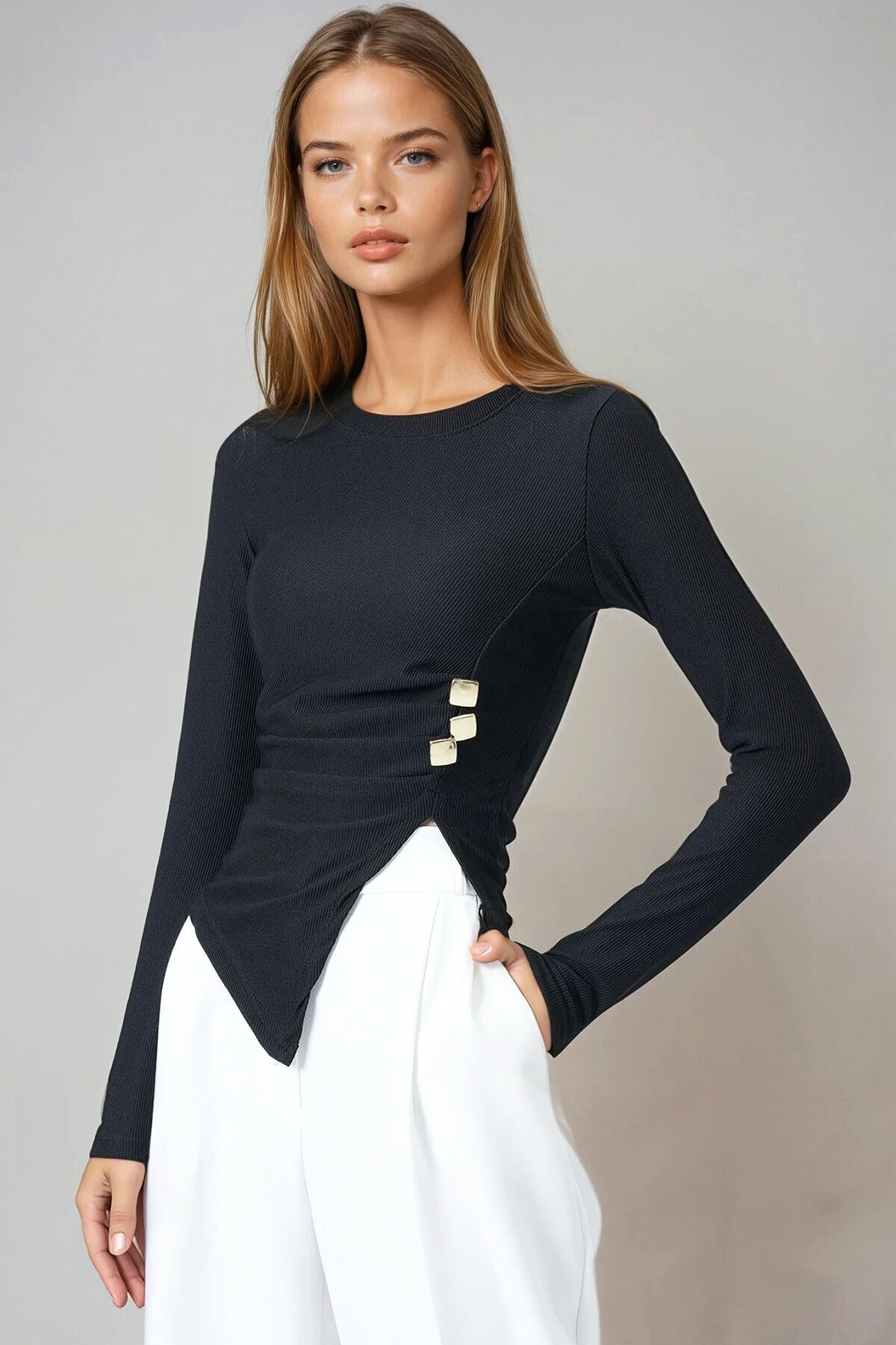 Siyah Bisiklet Yaka Asimetrik Kesim Aksesuar Detaylı Fitilli Bluz