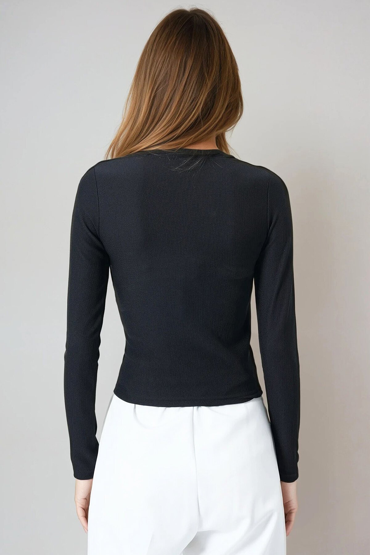 Siyah Bisiklet Yaka Asimetrik Kesim Aksesuar Detaylı Fitilli Bluz