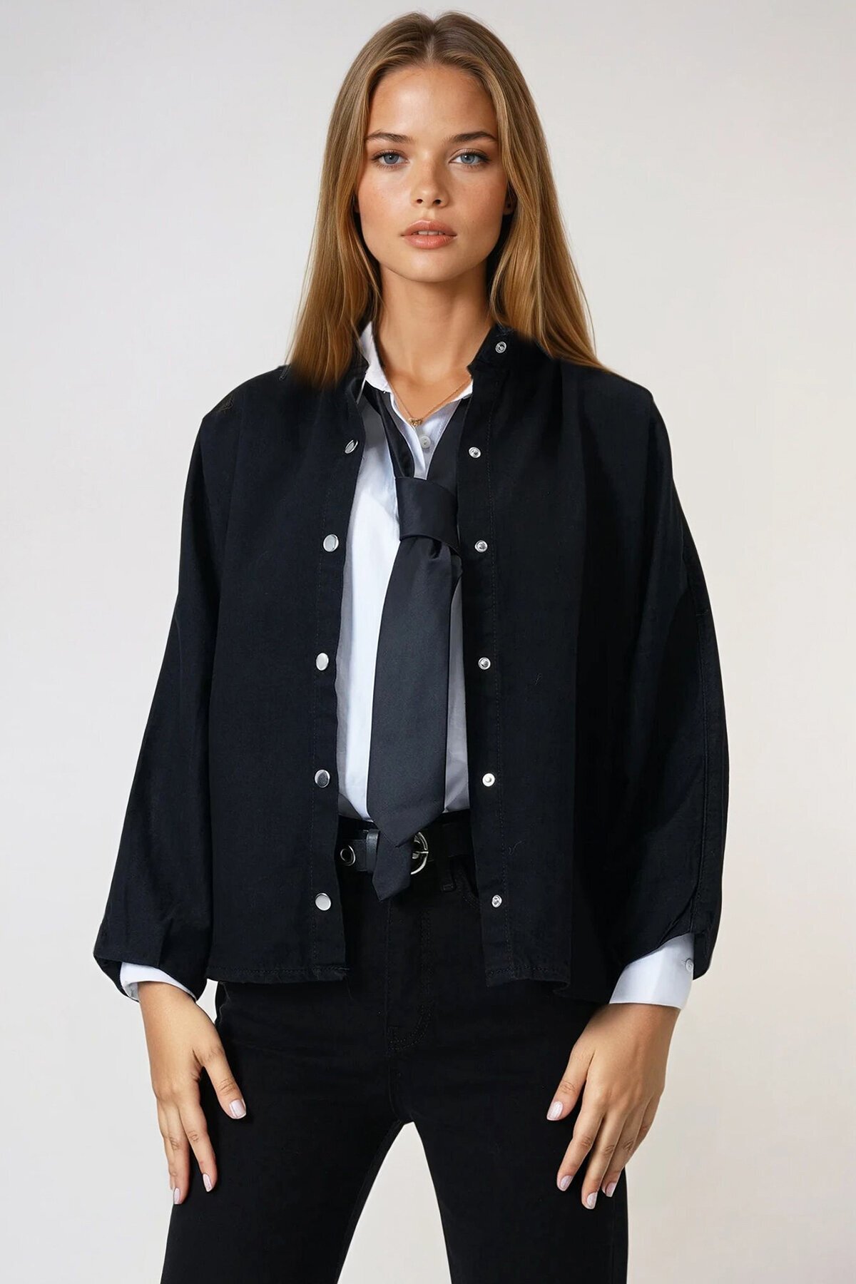 Siyah Çıtçıt Kapamarlı Önü Kısa Arkası Uzun Yarasa Kol Ceket