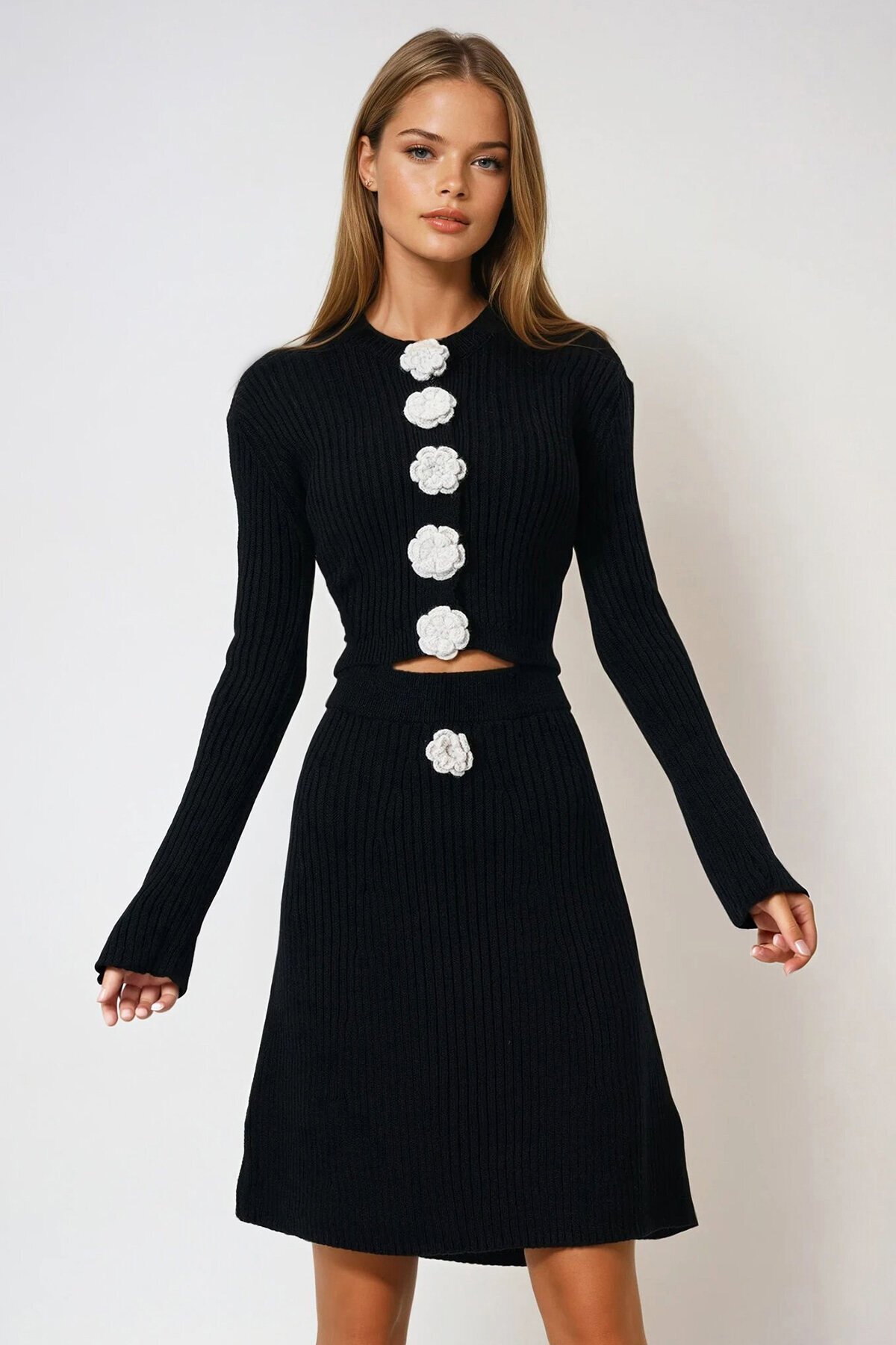 Siyah Fitilli Çiçek Düğme Detaylı Triko Hırka Ve Etek Takım