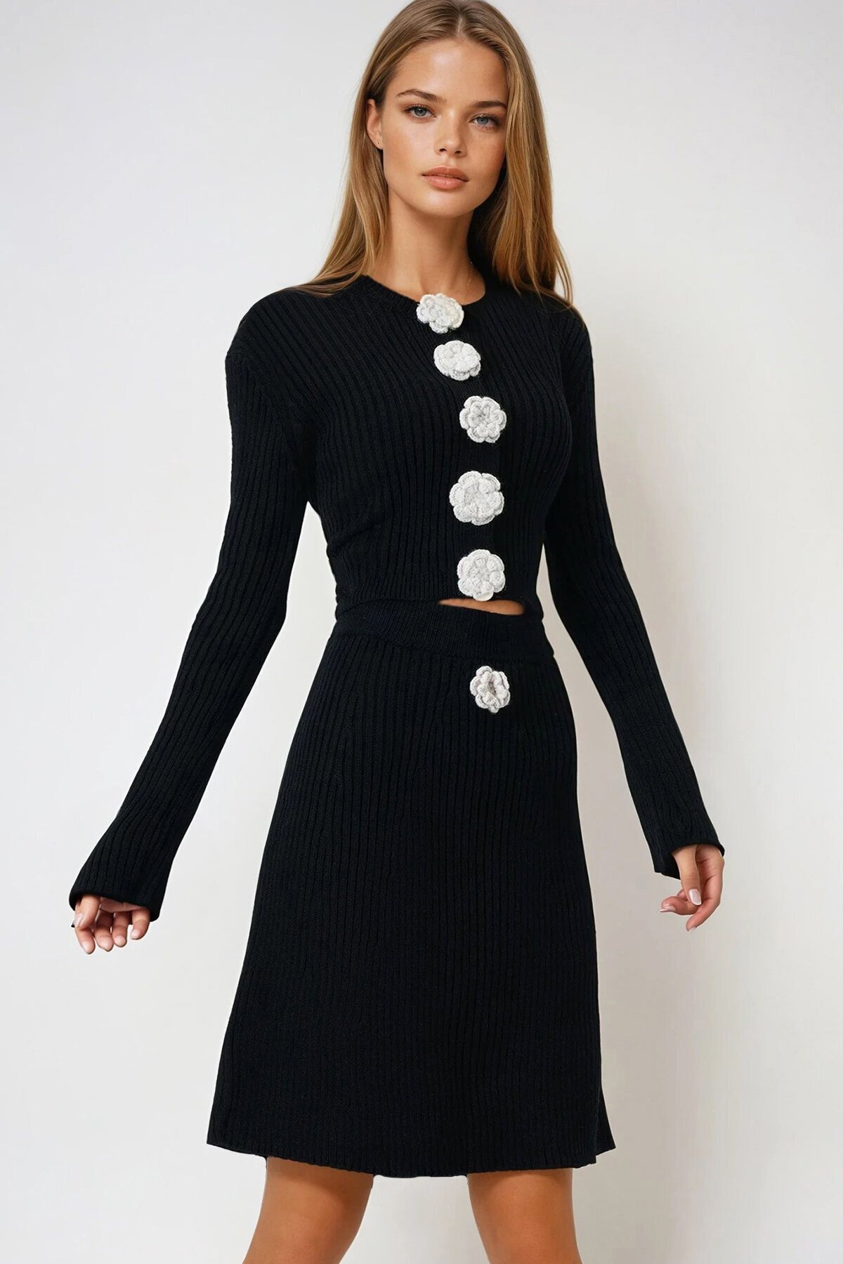 Siyah Fitilli Çiçek Düğme Detaylı Triko Hırka Ve Etek Takım