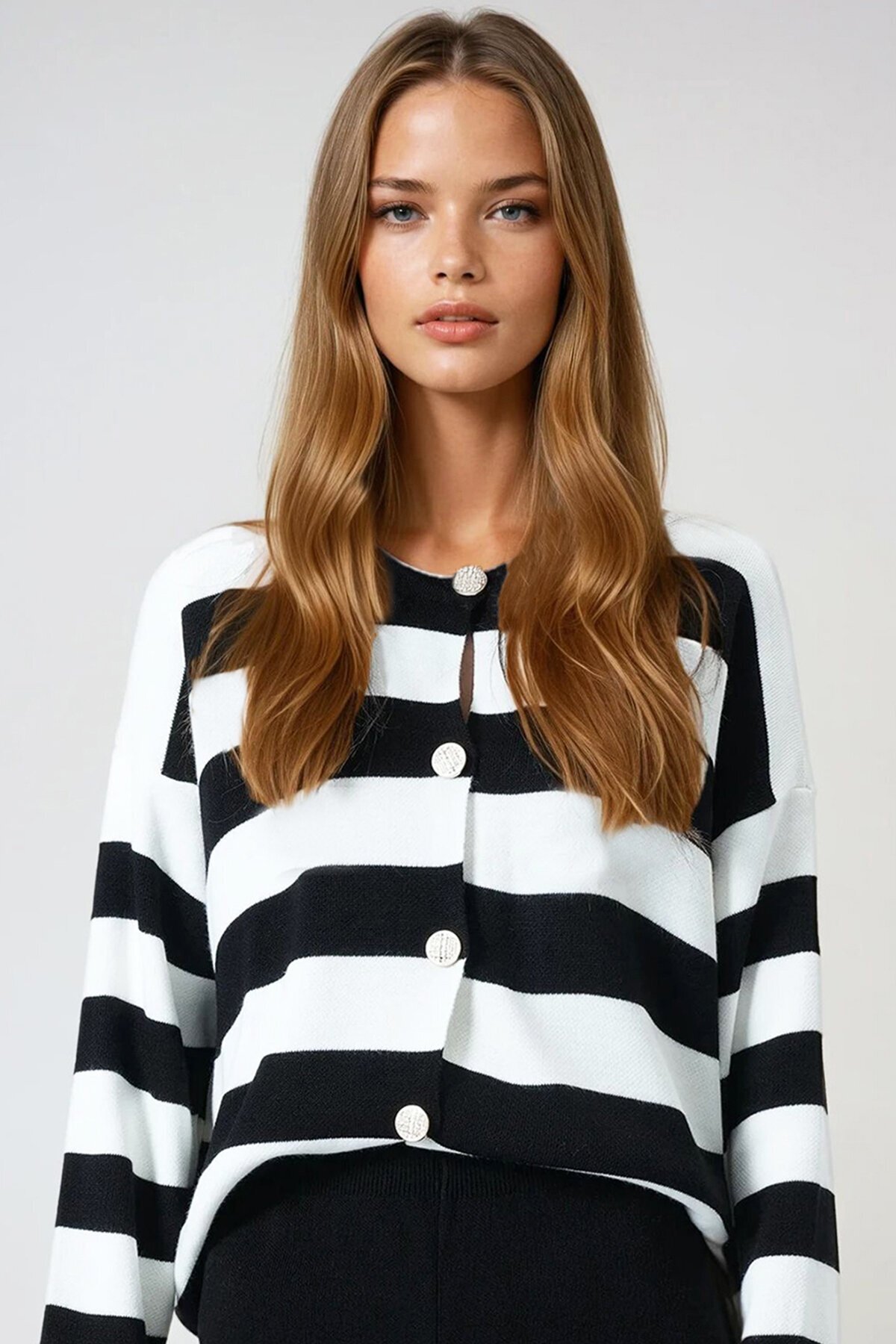 Siyah Kalın Çizgili Düğmeli Triko Hırka