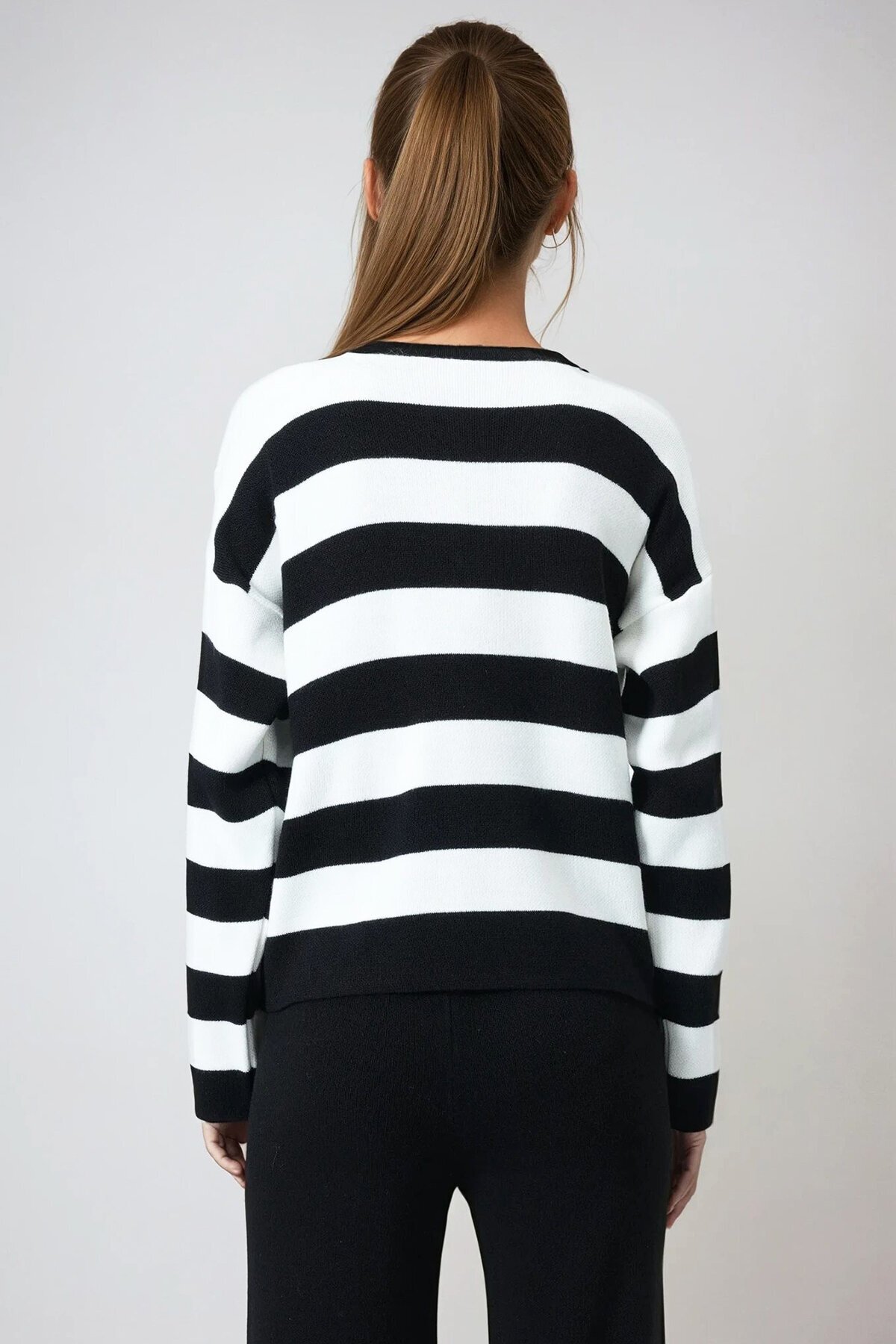 Siyah Kalın Çizgili Düğmeli Triko Hırka