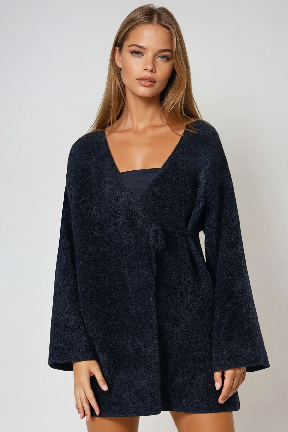 Siyah Kruvaze Yaka Püsküllü Hırka