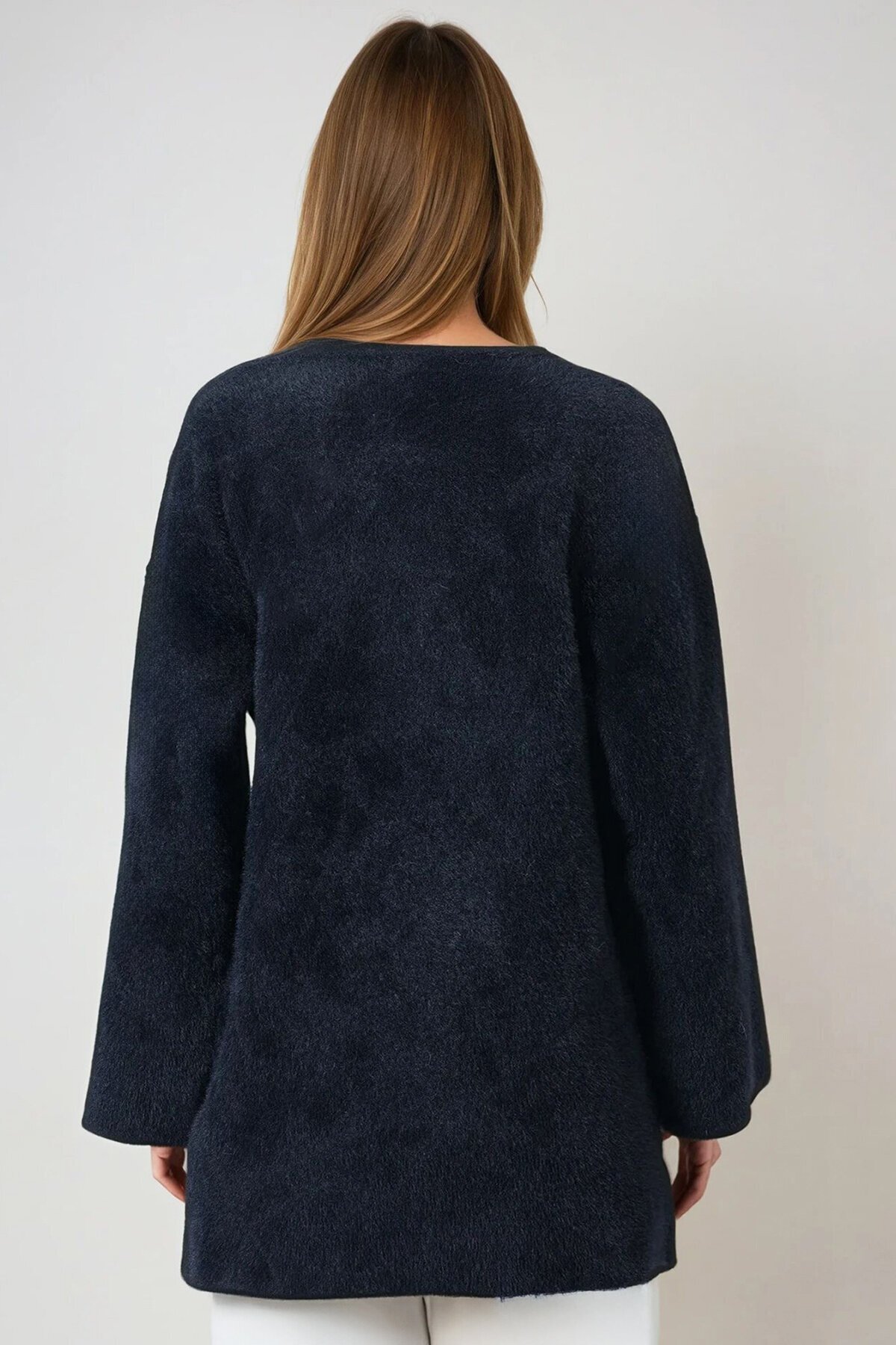 Siyah Kruvaze Yaka Püsküllü Hırka