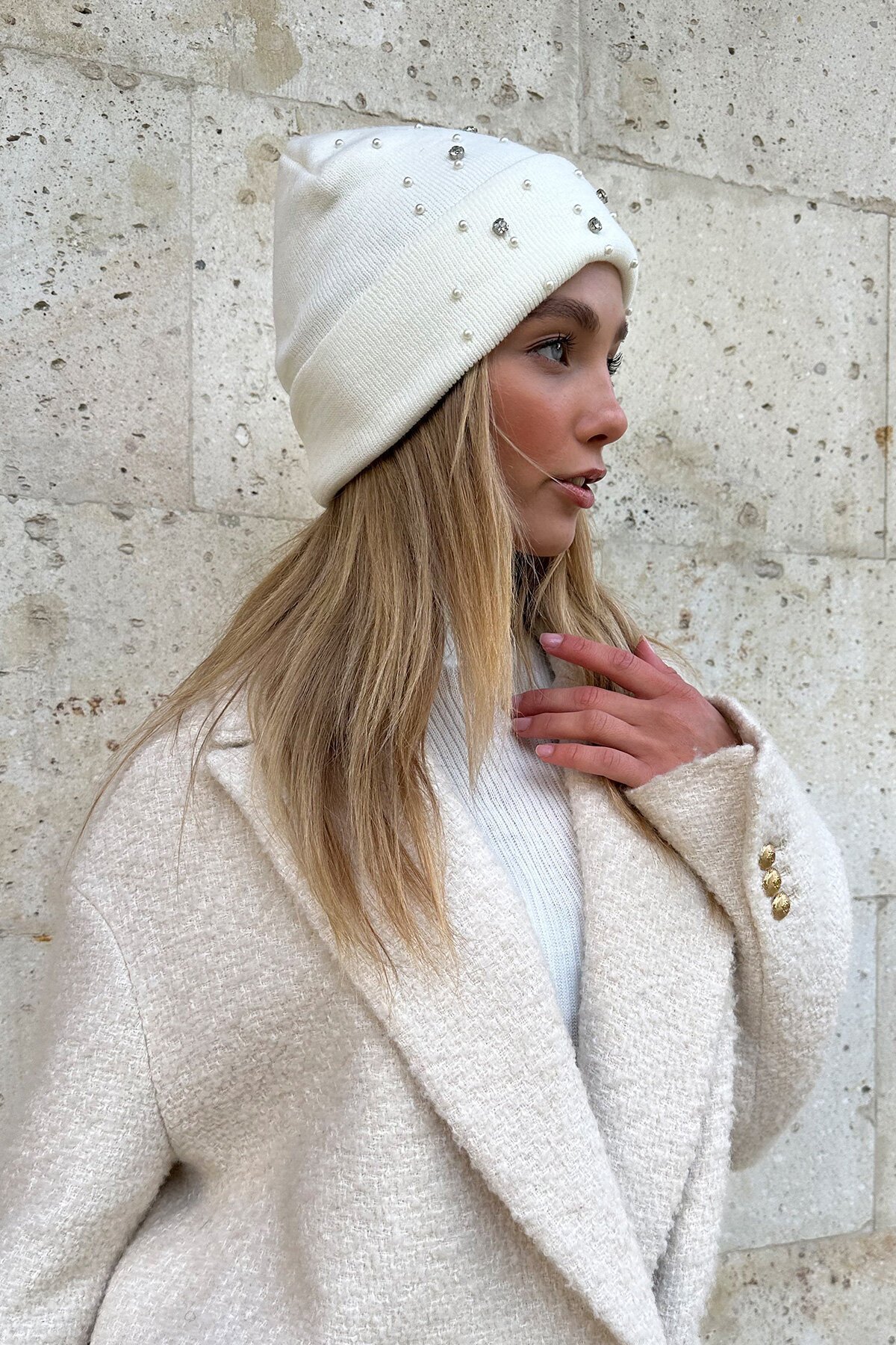 Ekru Taş İşlemeli Bere