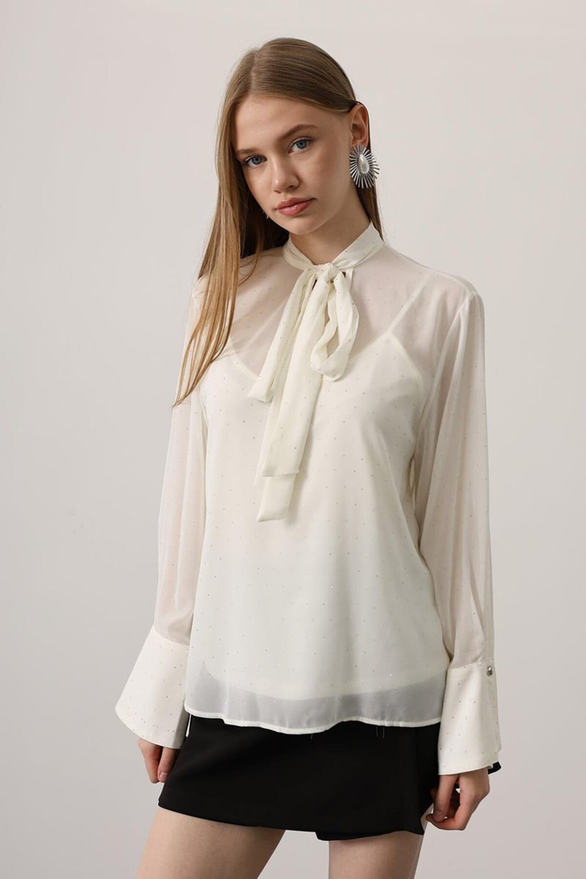 Taş Yapıştırma Detaylı Boyundan Bağlamalı Transparan Gömlek