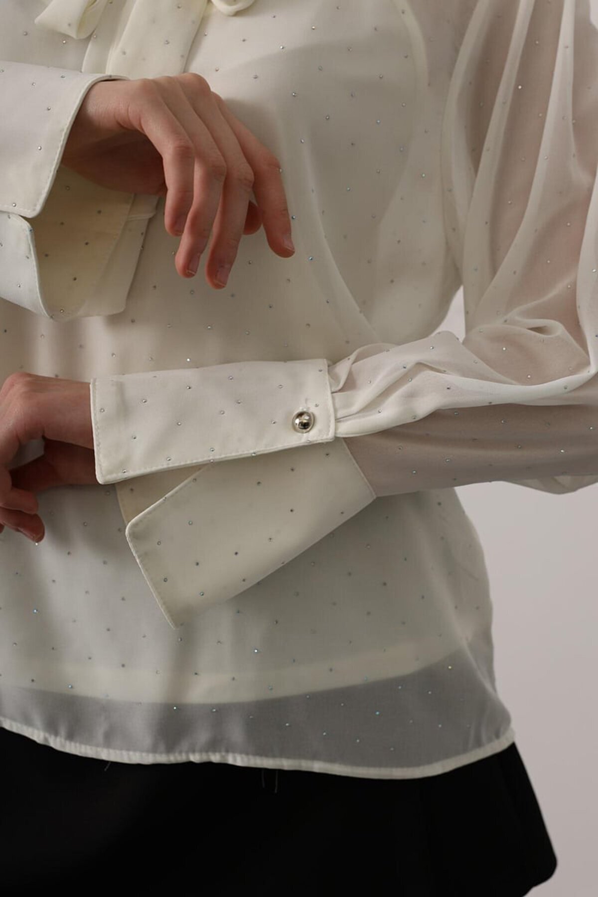 Taş Yapıştırma Detaylı Boyundan Bağlamalı Transparan Gömlek