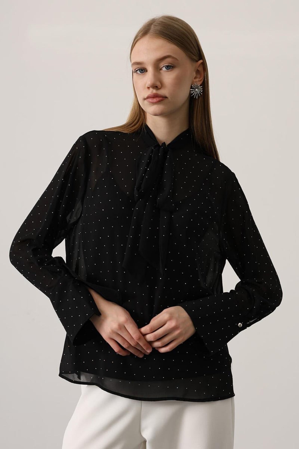 Taş Yapıştırma Detaylı Boyundan Bağlamalı Transparan Gömlek