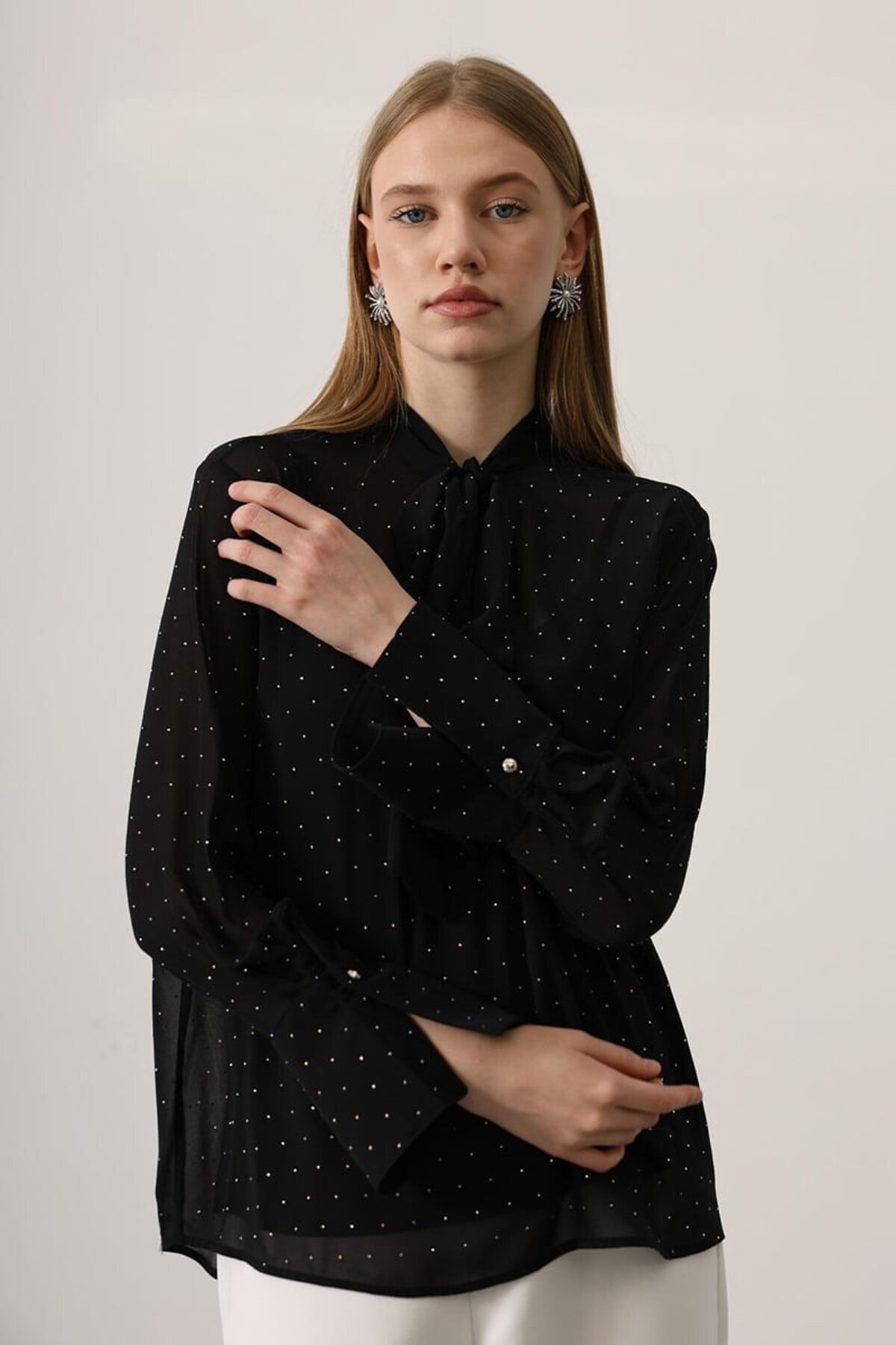 Taş Yapıştırma Detaylı Boyundan Bağlamalı Transparan Gömlek
