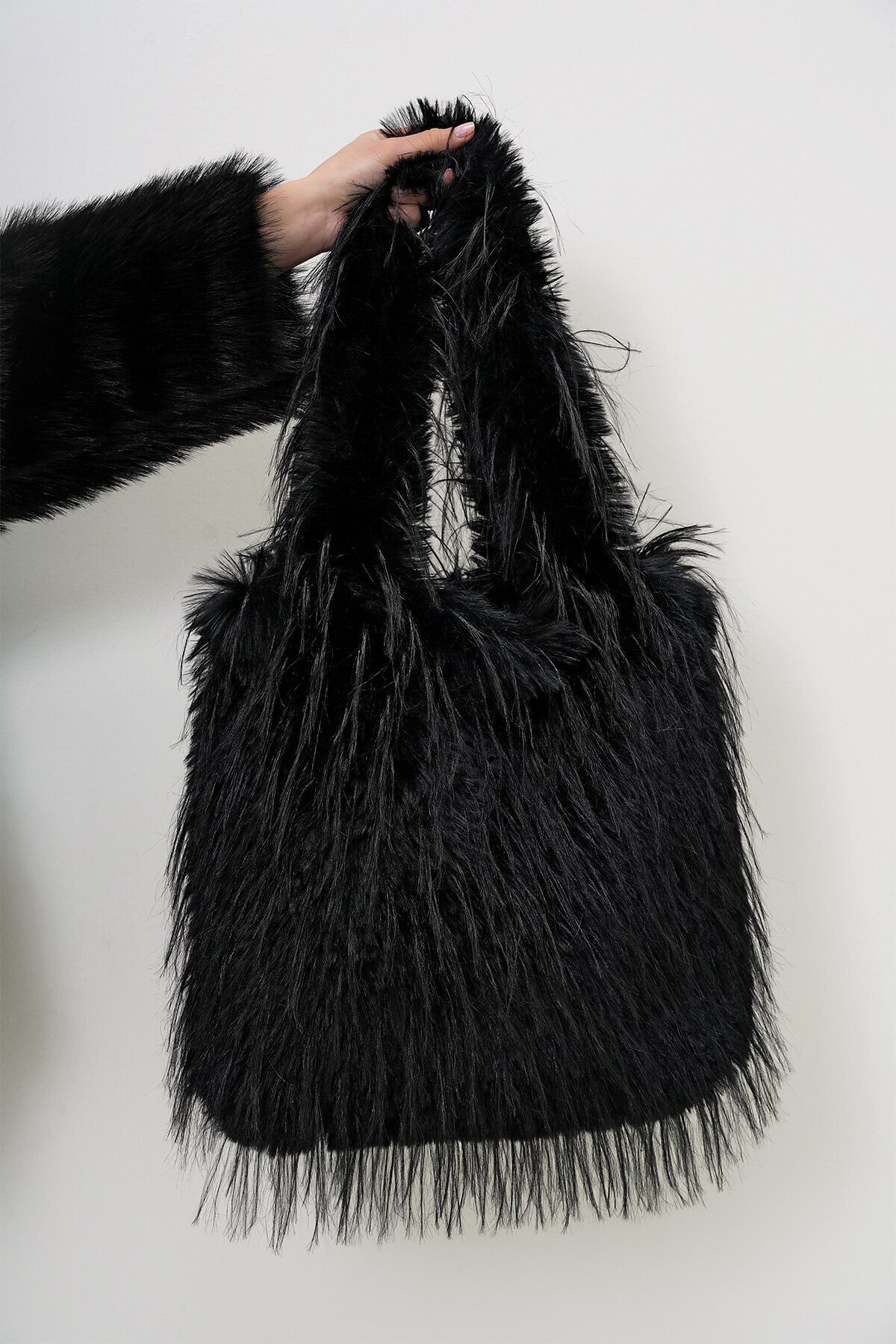 Siyah Tüylü Suni Kürk Büyük Boy Kol Çantası