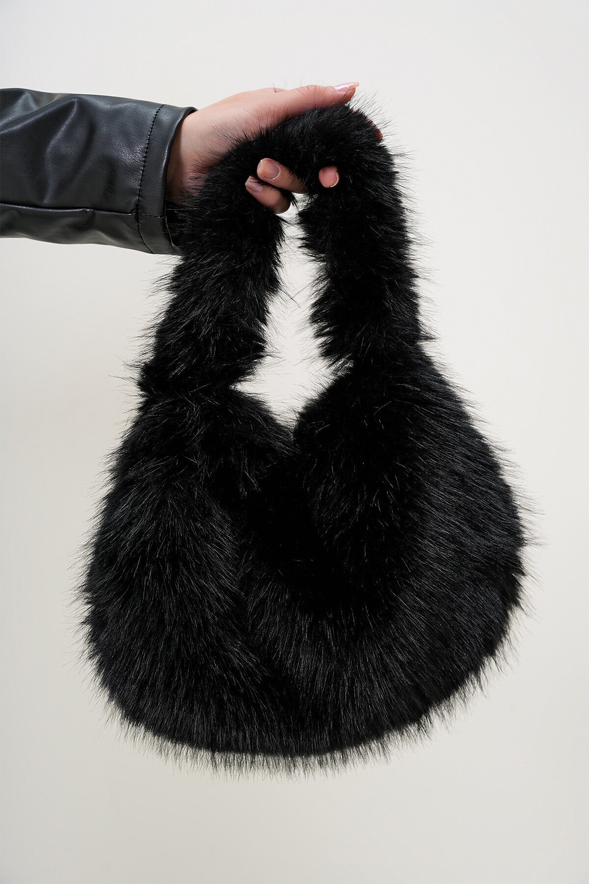 Siyah Tüylü Suni Kürük Omuz Çantası