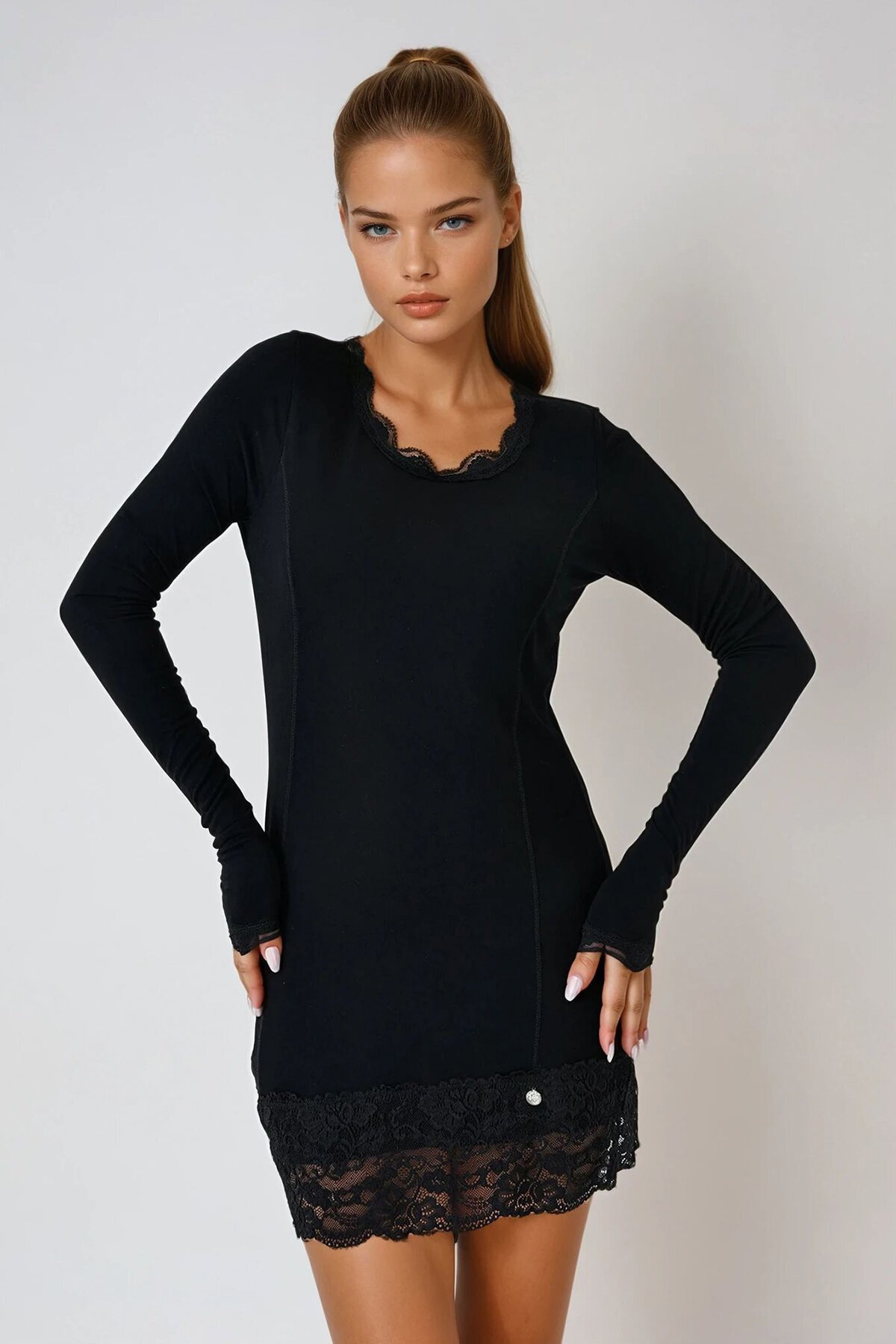 Siyah U Yaka Dantel Detaylı Uzun Kollu Mini Elbise