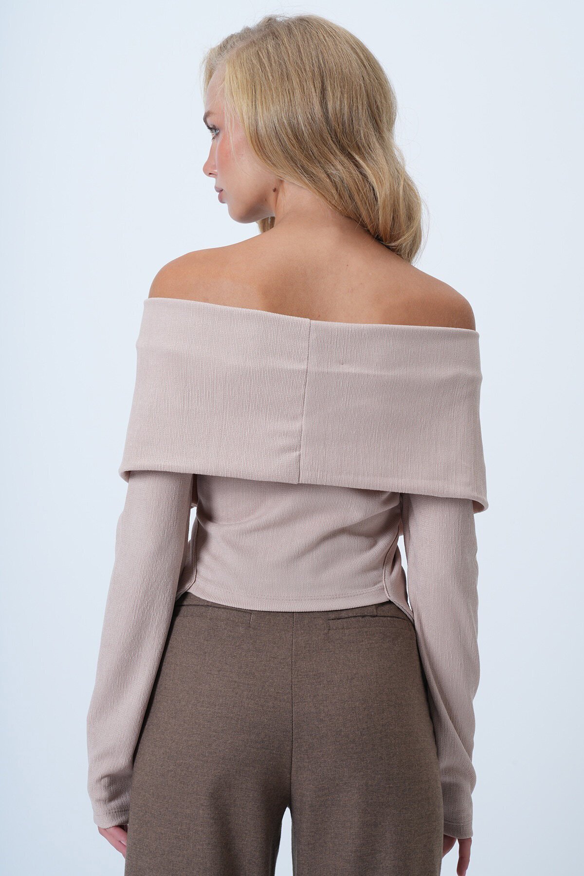 V Yaka Drape Detaylı Metal Aksesuarlı Tasarım Bluz