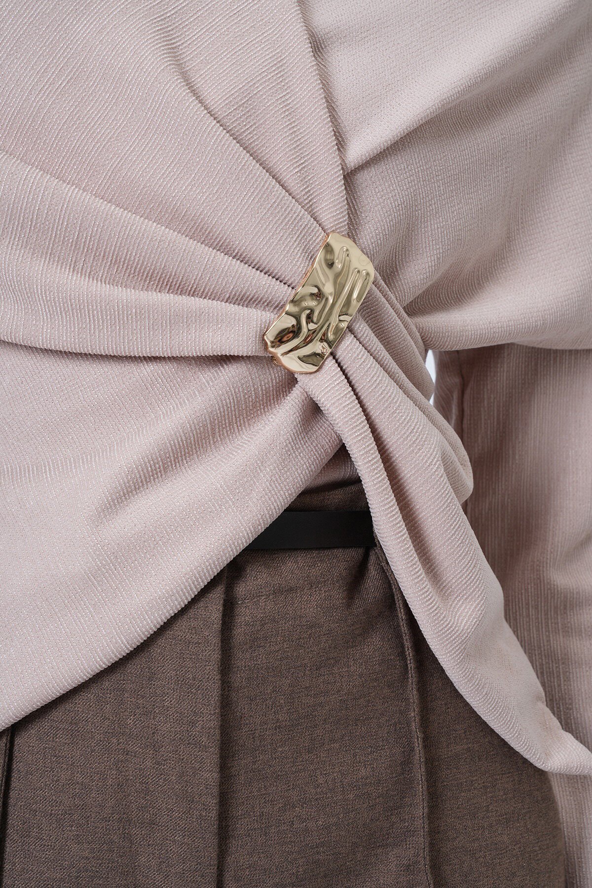 V Yaka Drape Detaylı Metal Aksesuarlı Tasarım Bluz