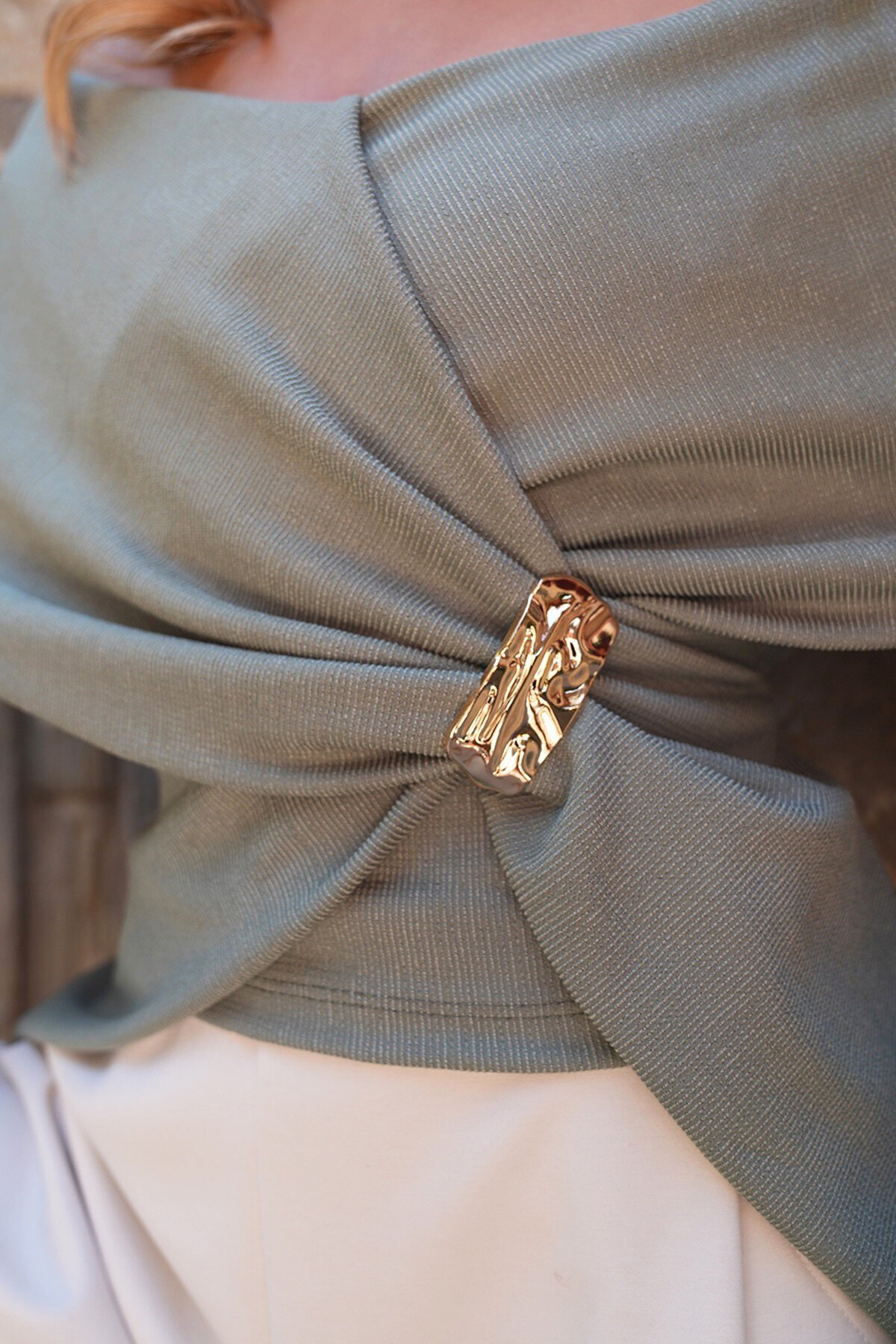 V Yaka Drape Detaylı Metal Aksesuarlı Tasarım Bluz