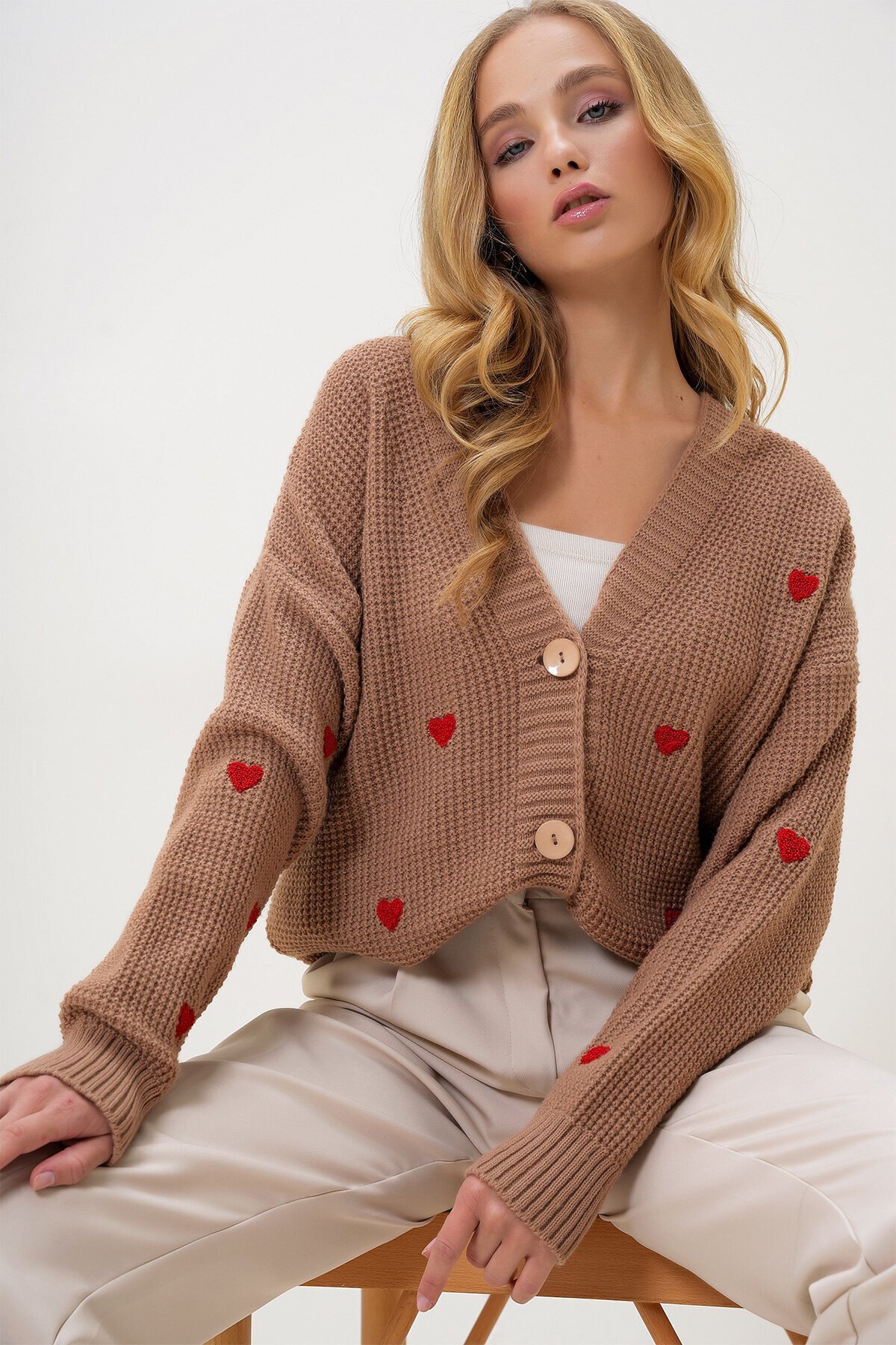 Bisküvi V Yaka Kalp Nakışlı Triko Hırka