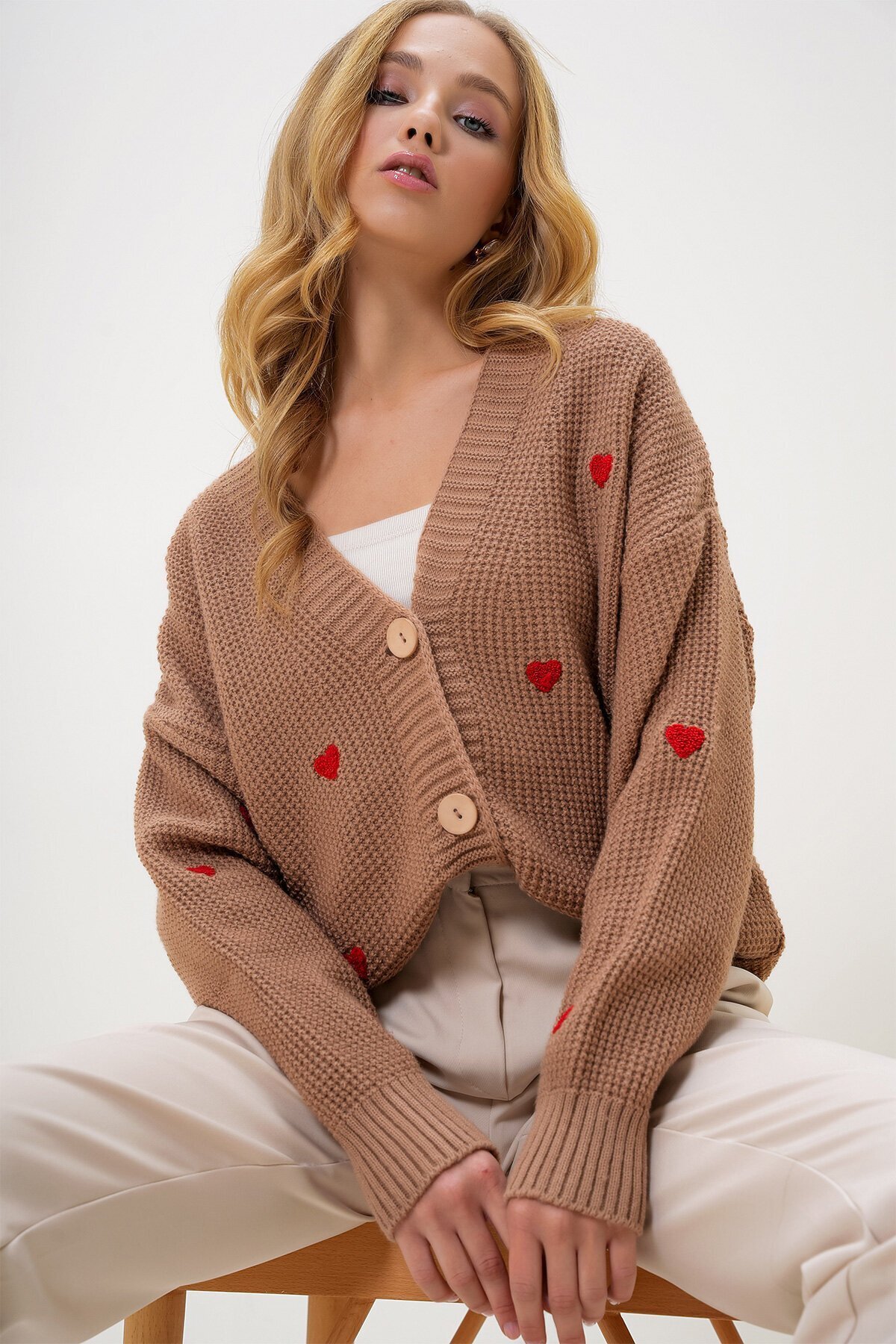 Bisküvi V Yaka Kalp Nakışlı Triko Hırka