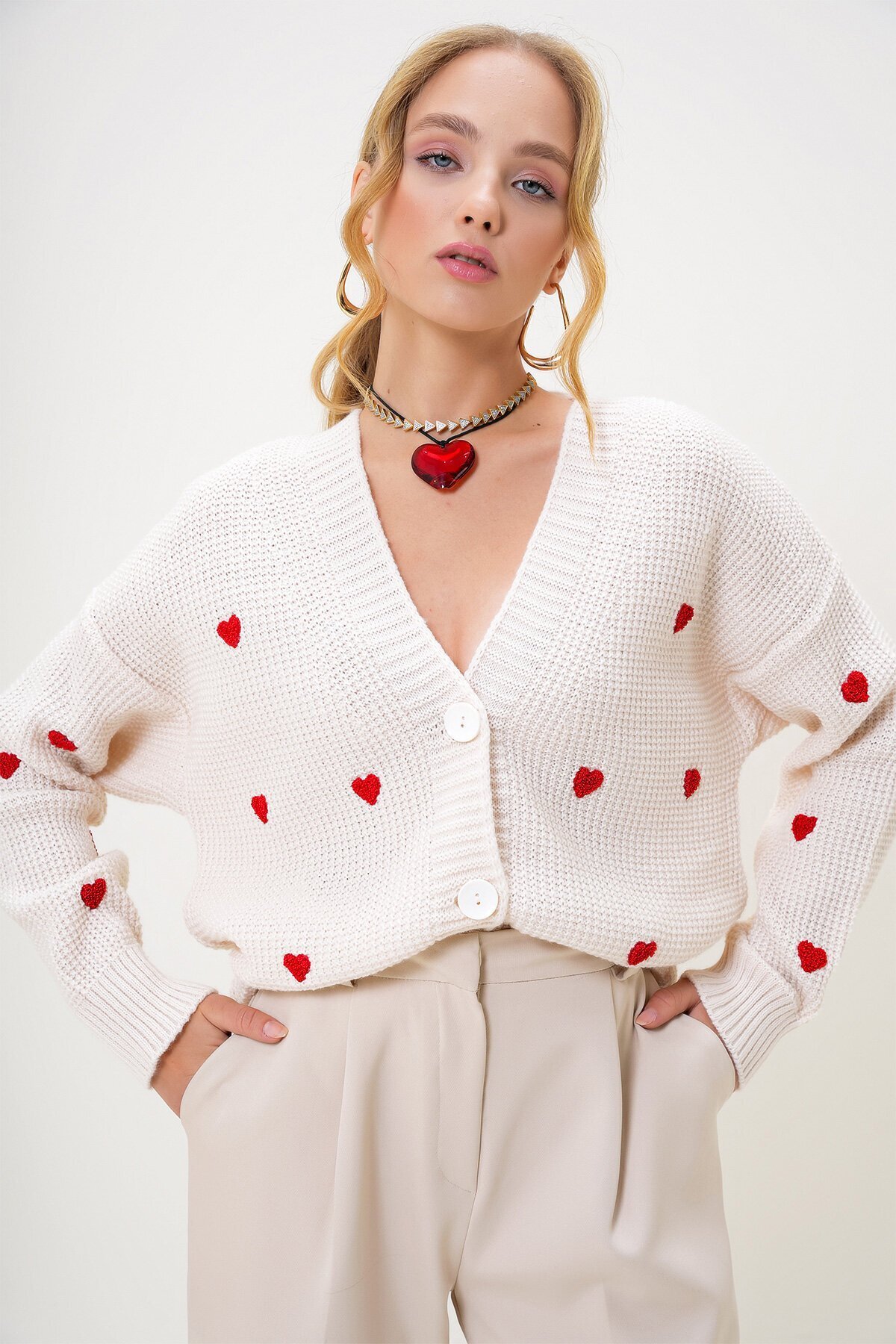 Ekru V Yaka Kalp Nakışlı Triko Hırka