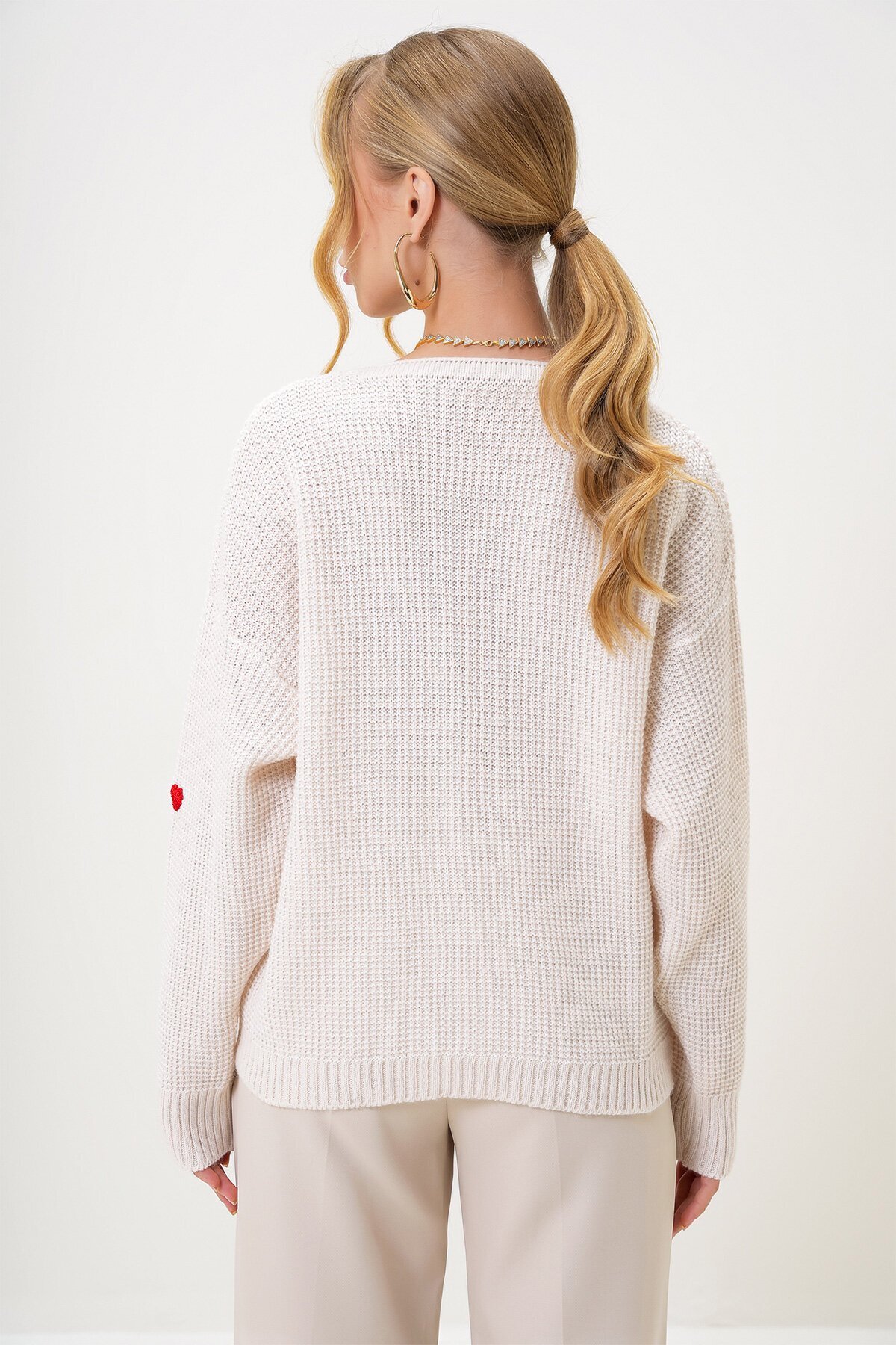 Ekru V Yaka Kalp Nakışlı Triko Hırka