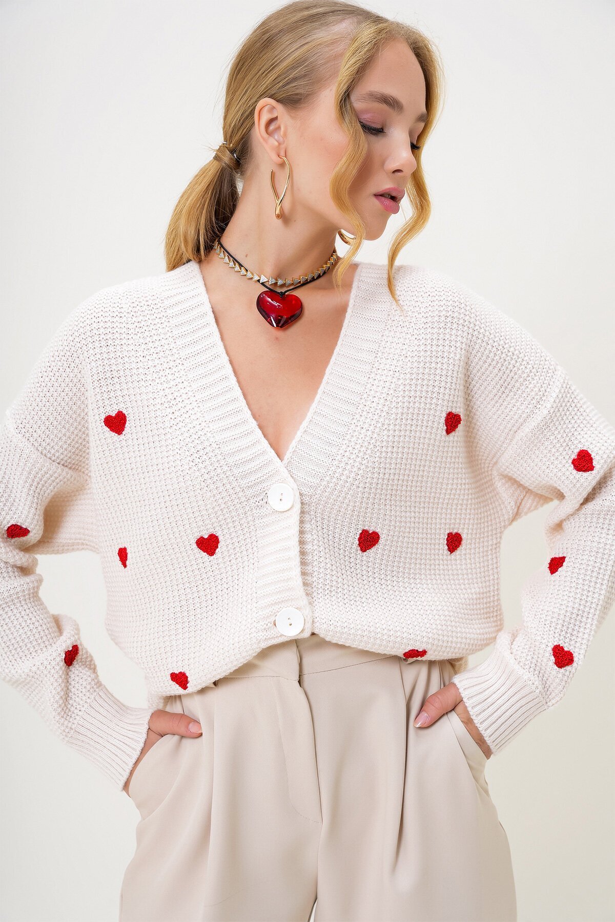 Ekru V Yaka Kalp Nakışlı Triko Hırka