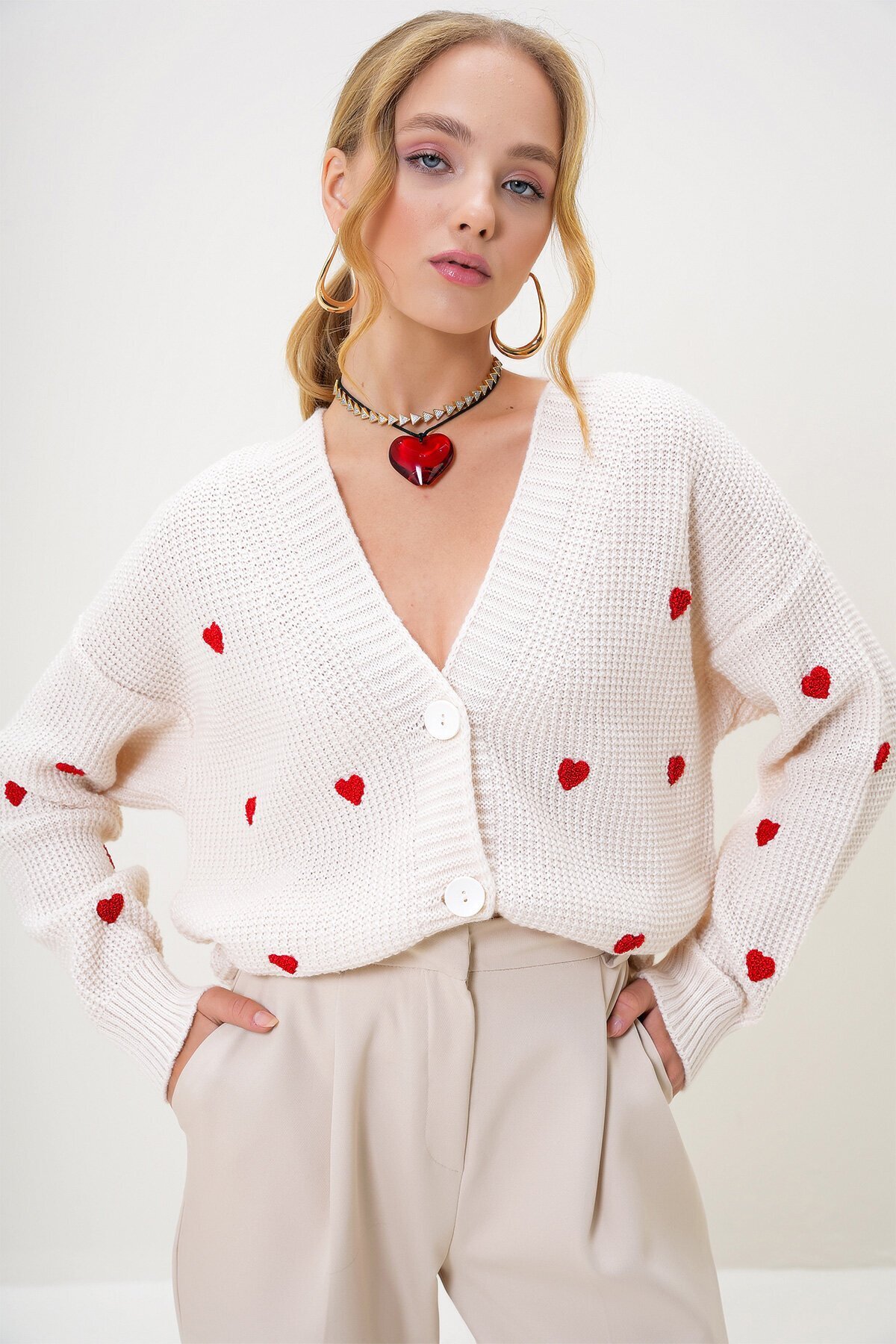 Ekru V Yaka Kalp Nakışlı Triko Hırka