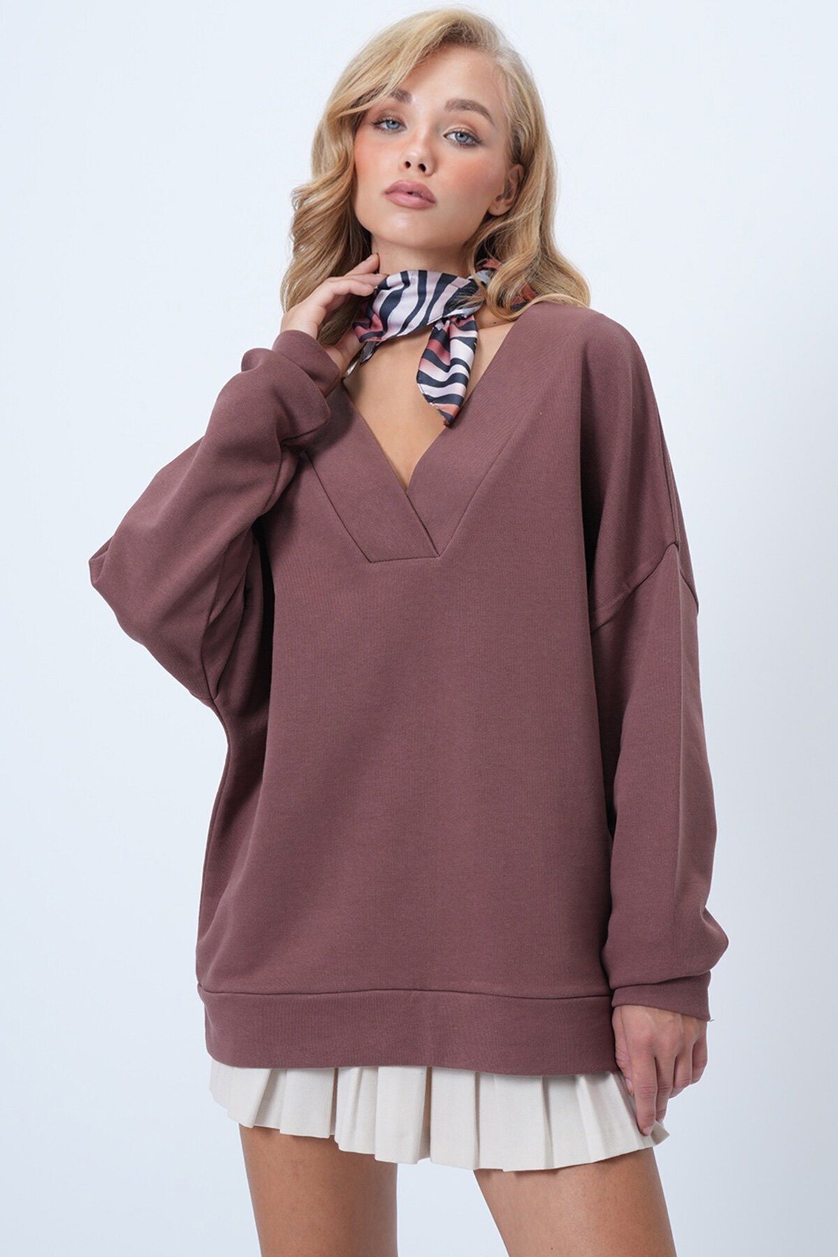 V Yaka Kruvaze Kesimli Oversize Sweatshırt