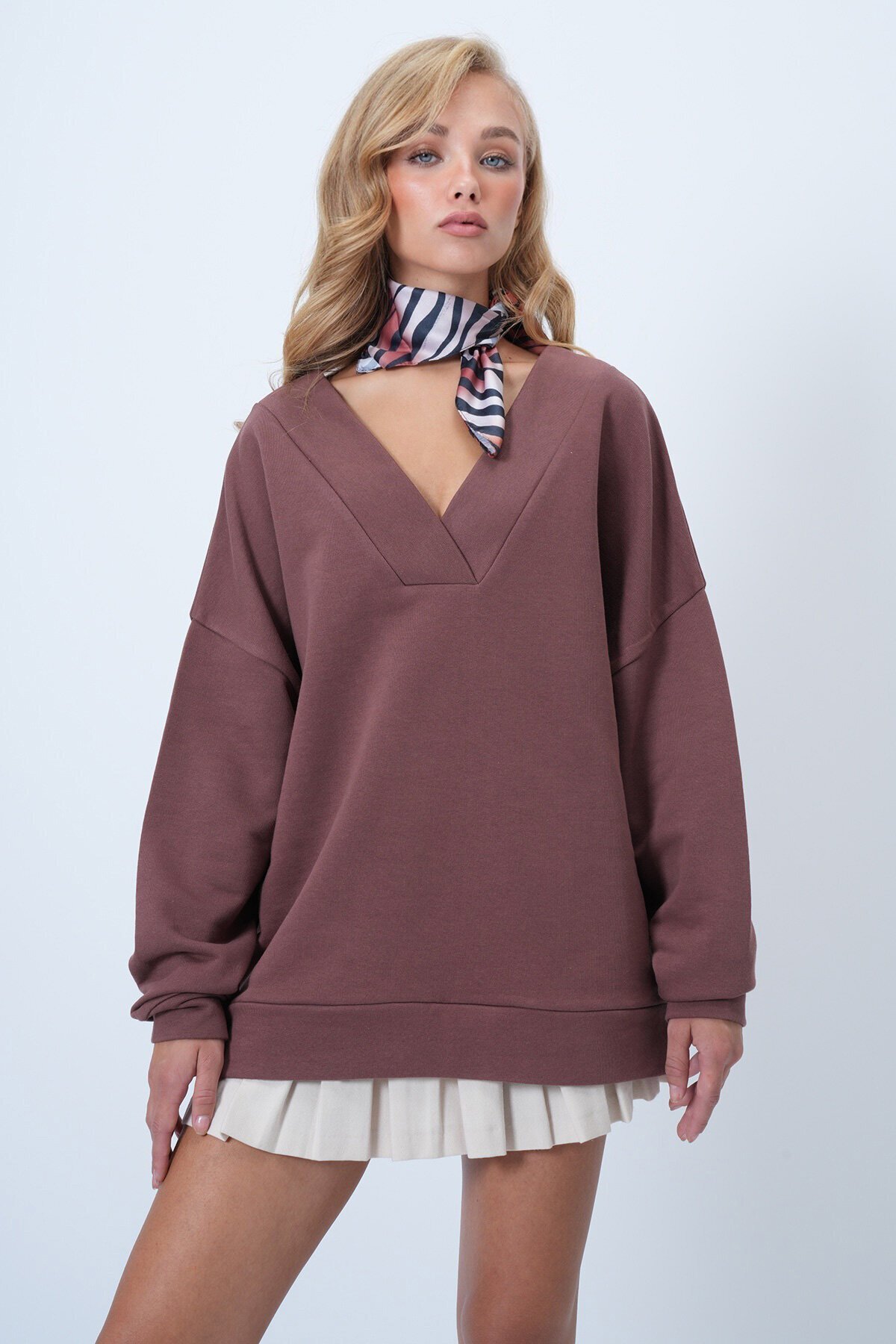 V Yaka Kruvaze Kesimli Oversize Sweatshırt