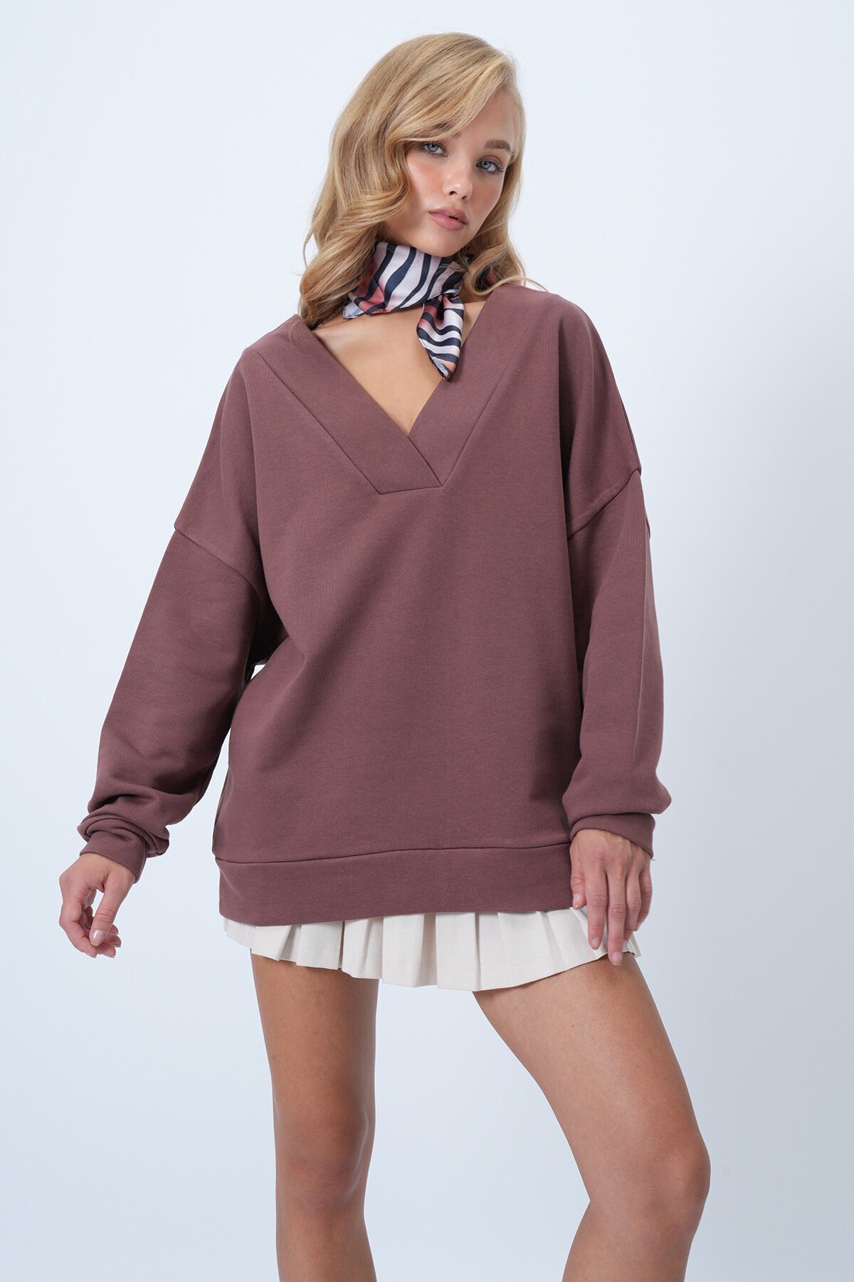 V Yaka Kruvaze Kesimli Oversize Sweatshırt