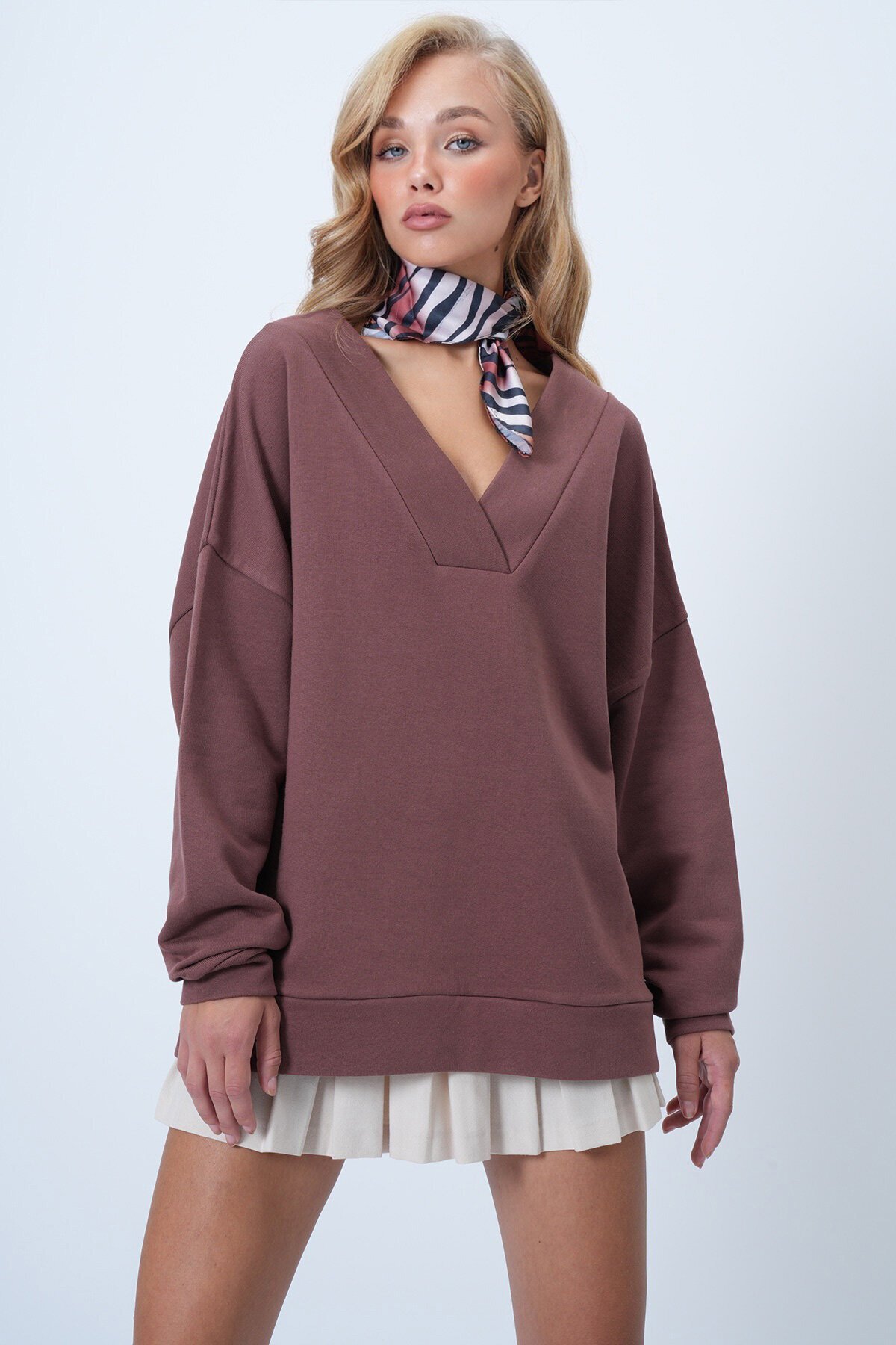 V Yaka Kruvaze Kesimli Oversize Sweatshırt