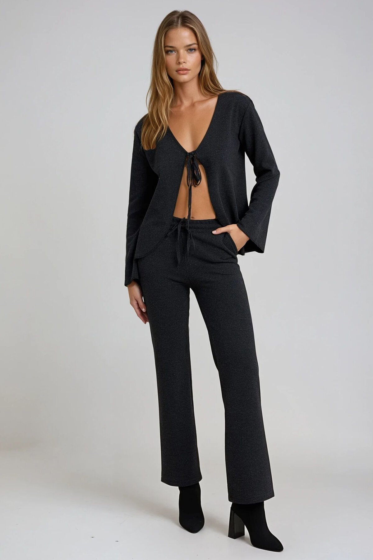 Siyah V Yaka Önü Bağlamalı Uzun Kollu Bluz Ve Lastikli Düz Paça Pantolon Takım
